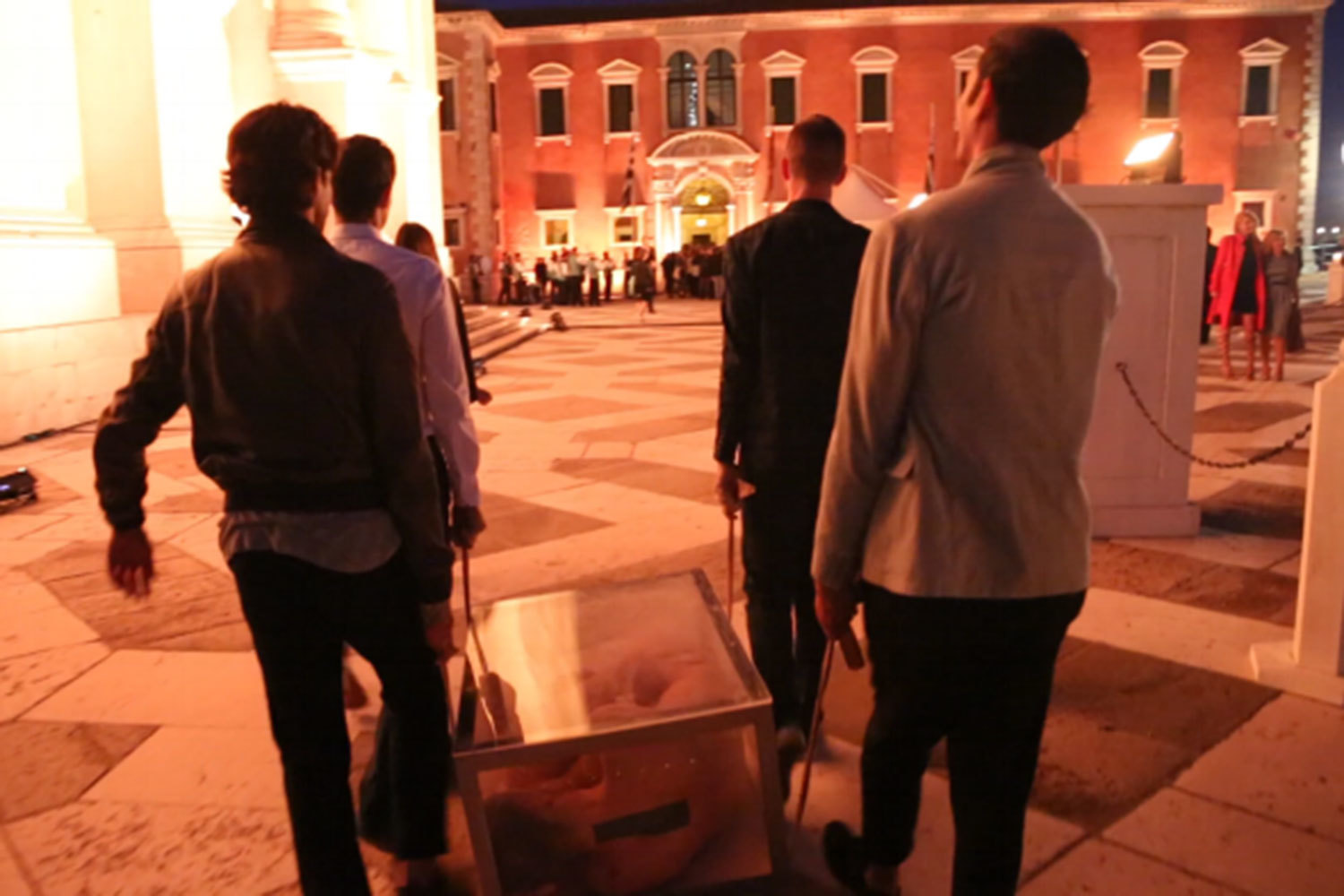 Первый перформанс – «Подкидыш-1» состоялся в Венеции в мае 2015 г.