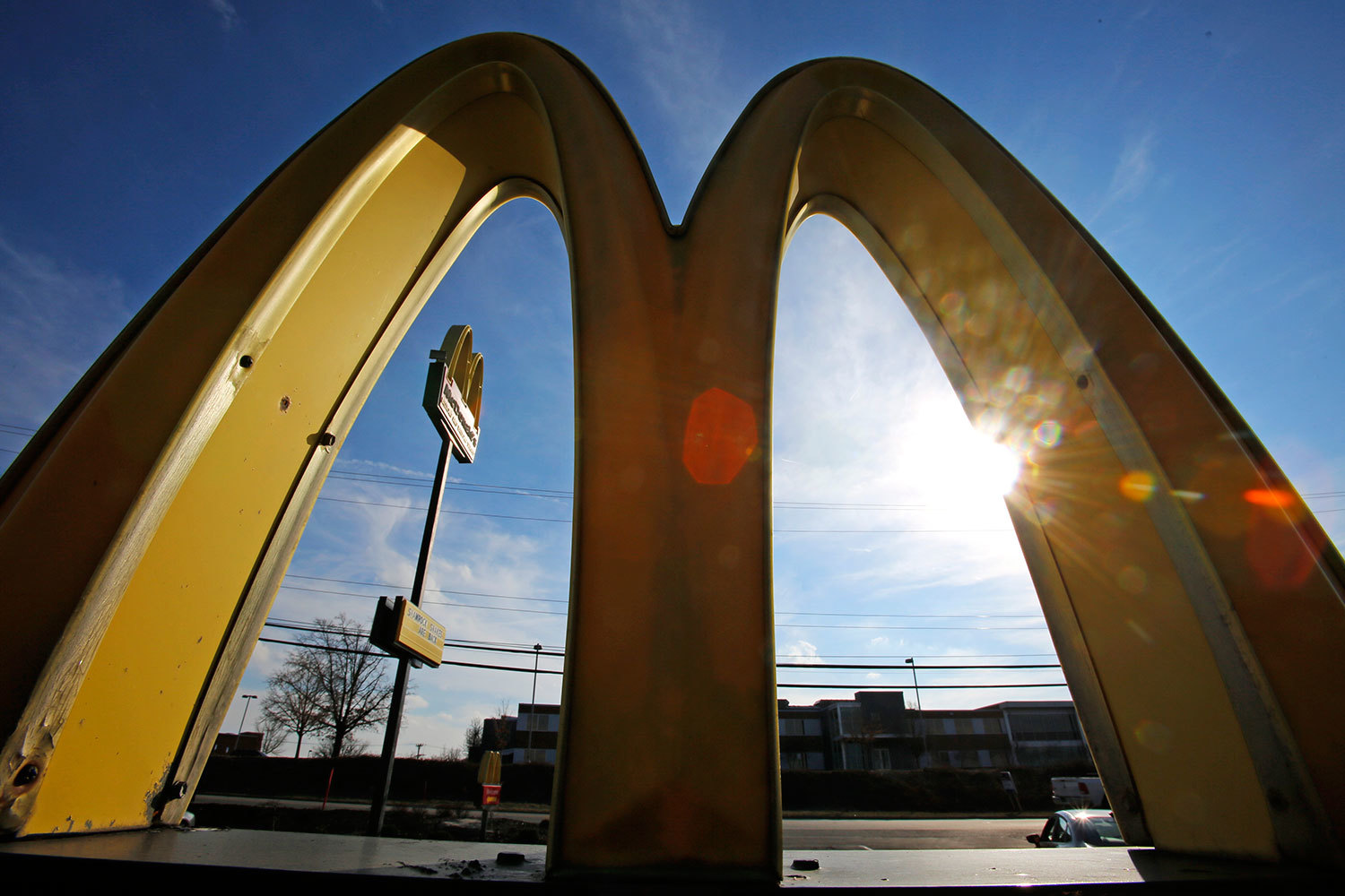 По плану McDonald’s хочет повлиять на восприятие бренда посетителями с помощью изменений интерьера и экстерьера ресторанов, использования специальных технологий для усиления впечатления и акцента на гостеприимстве