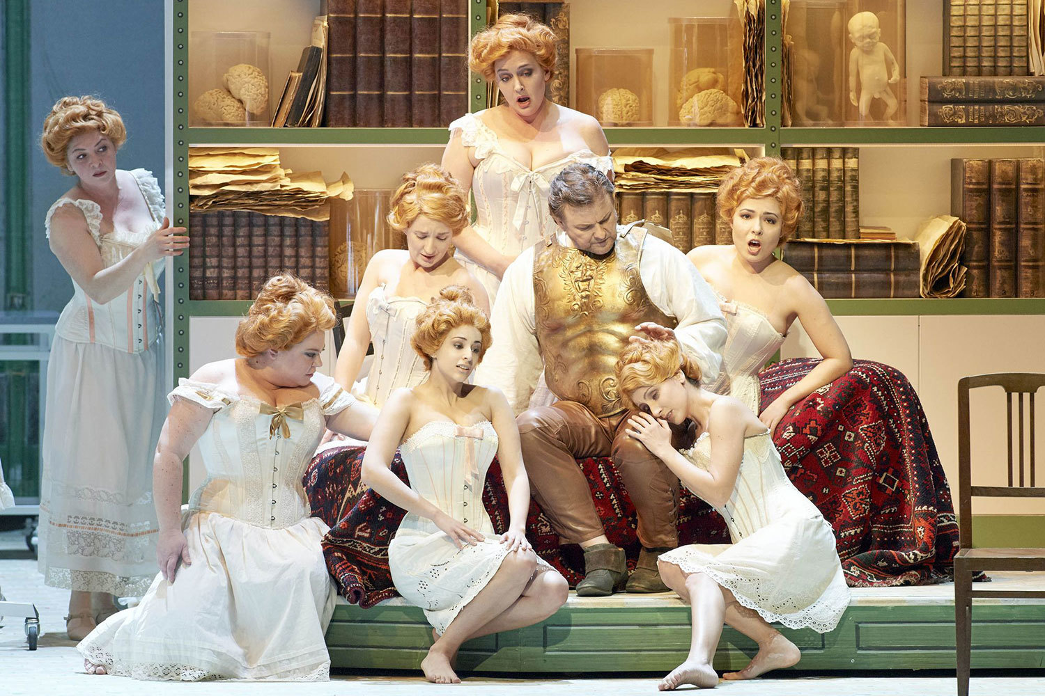 Декорация воспроизводит интерьер знаменитой больницы Wiener Staatsoper GmbH 