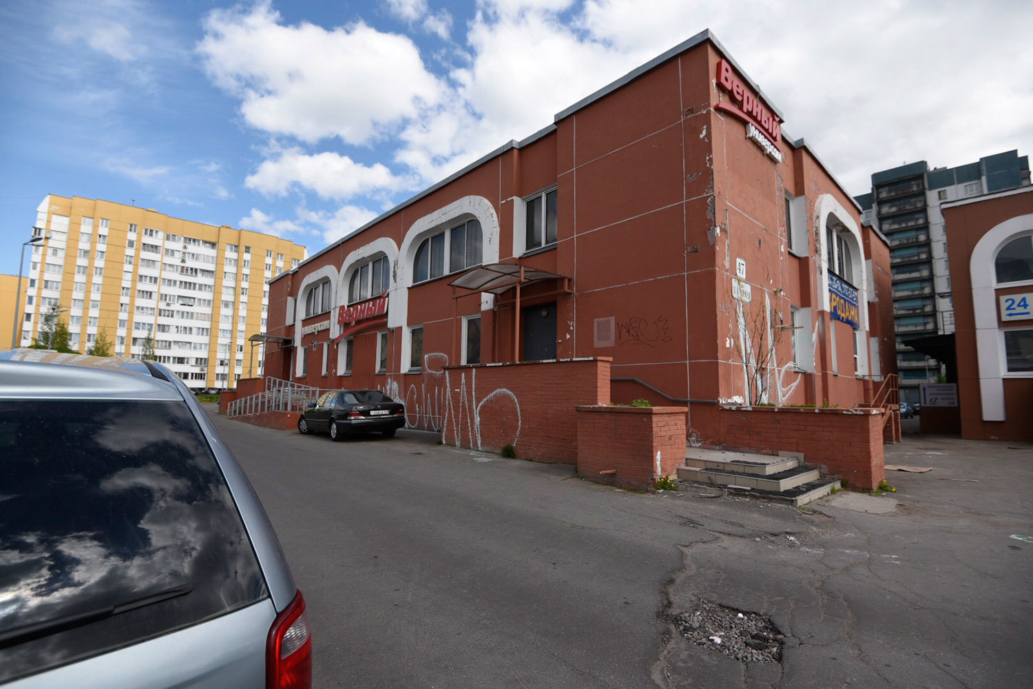 Рядом с объектом Сбербанка достаточно альтернативных помещений невысокого качества