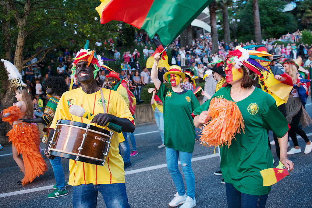 Участники фестиваля Carnaval Sochi Fest 2017 во время шествия по Курортному проспекту