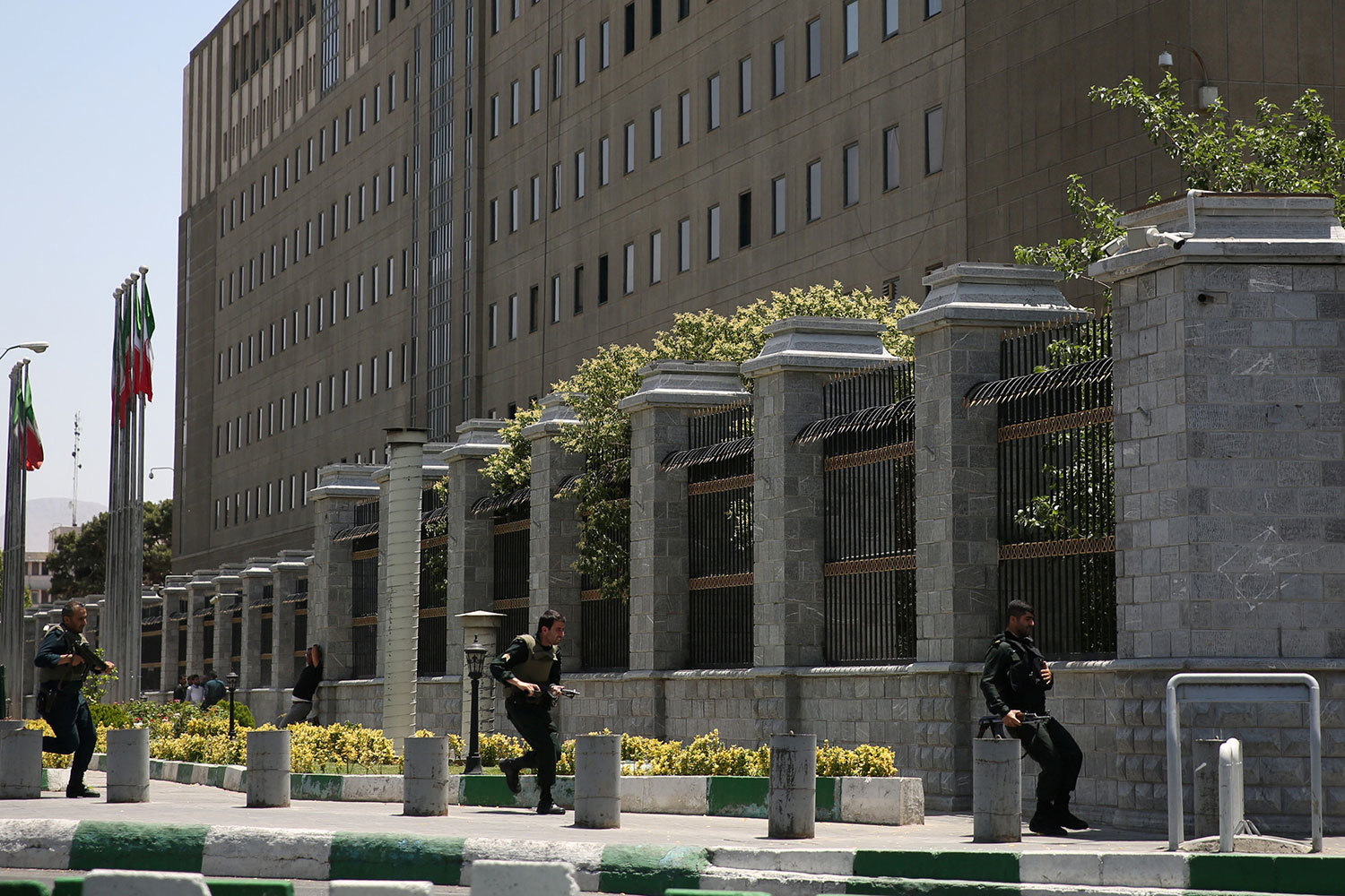 Иранские полицейские во время атаки на здание парламента в Тегеране