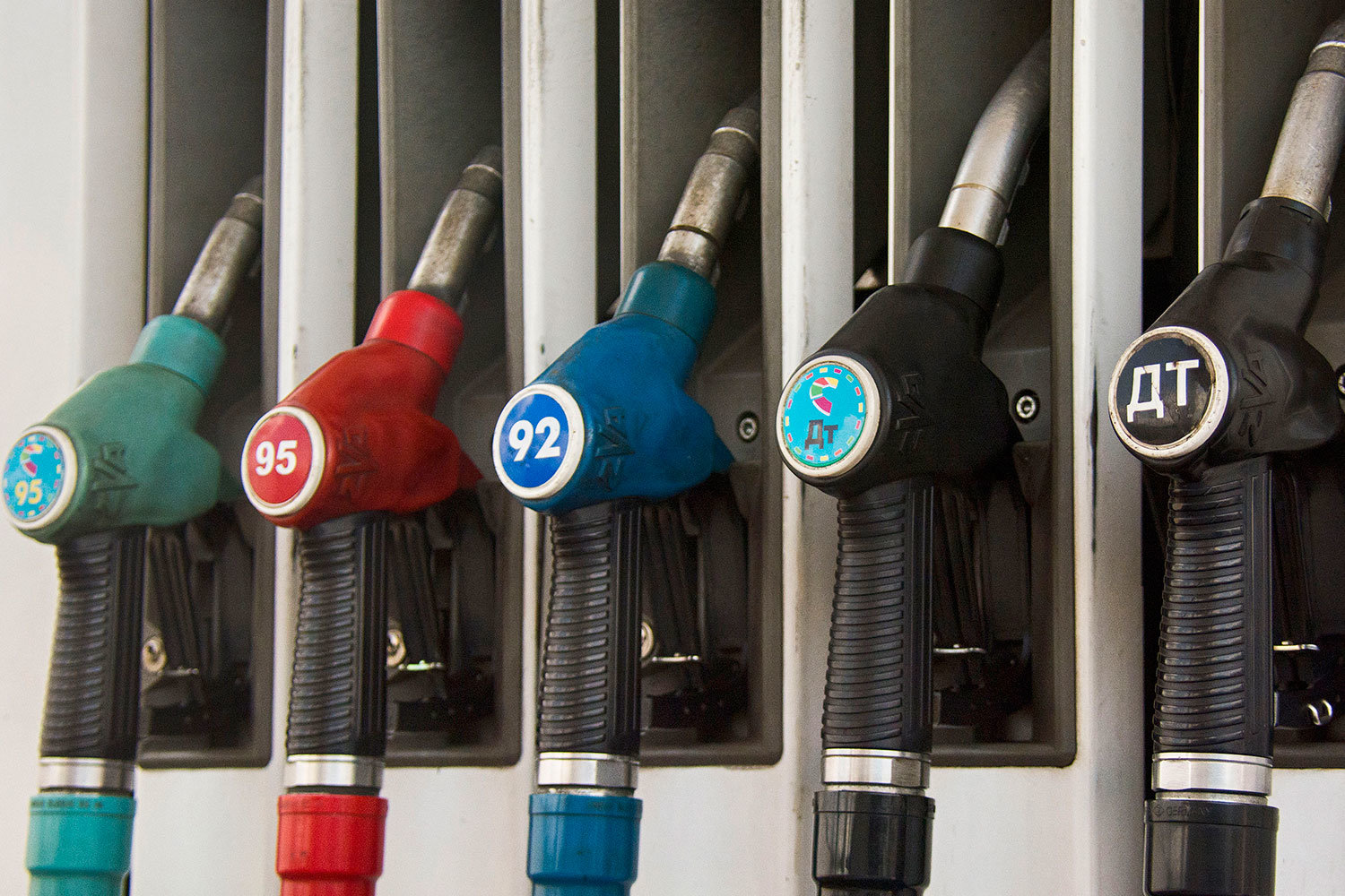 Средняя цена за литр Аи-95 в России впервые превысила 40 руб.
