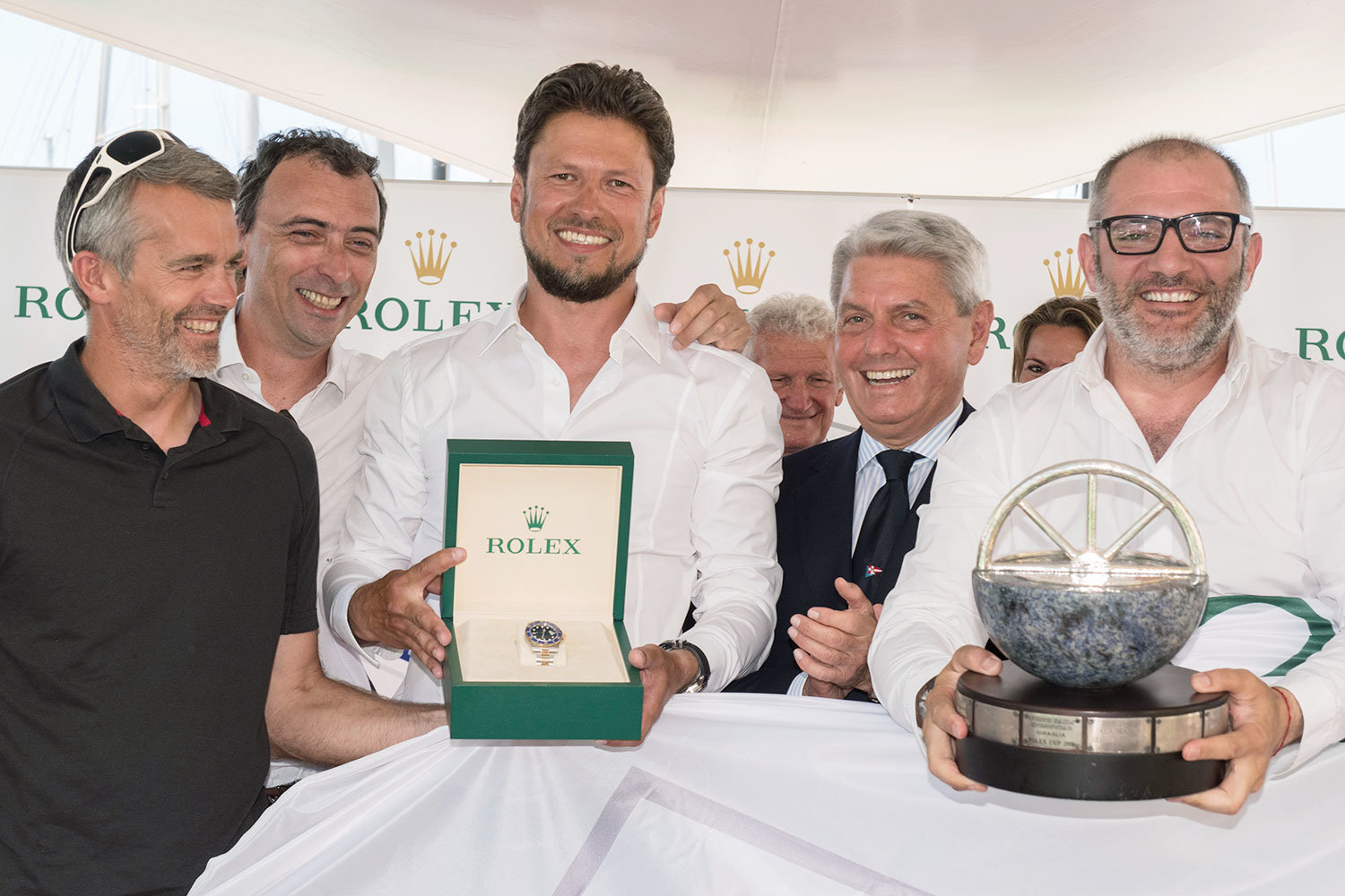 Владелец яхты-победительницы Вадим Якименко (в центре) с членами экипажа Freccia Rossa во время награждения