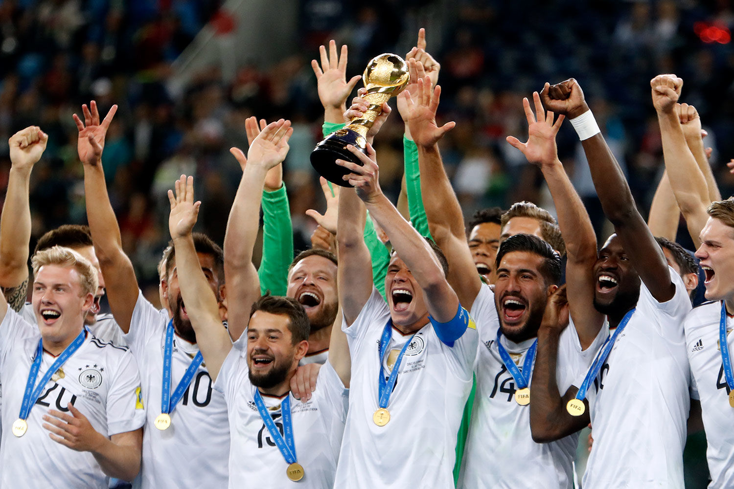 Игроки сборной Германии радуются победе в финальном матче Кубка конфедераций FIFA