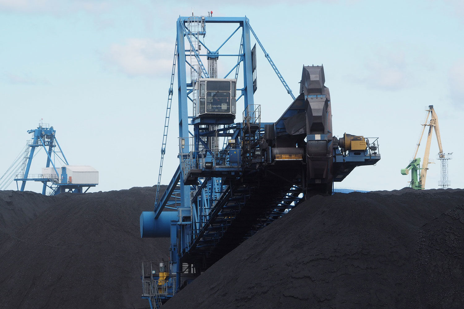 Пробки на железных дорогах вынуждают угольщиков сокращать поставки угля в восточном направлении. Потери им тоже приходится брать на себя