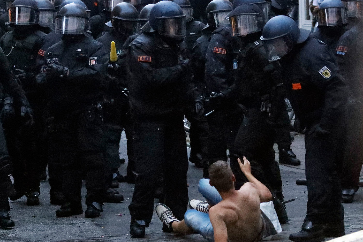 Всего были задержаны шестеро россиян, но вскоре четверых отпустили