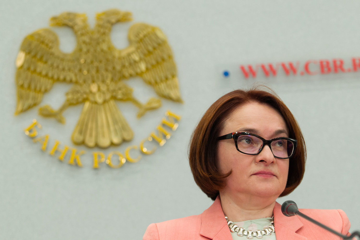 «Наш основной сценарий - возложить обязанность на несколько системообразующих кредитных бюро агрегировать информацию о совокупном долге заемщиков», - заявила Набиуллина