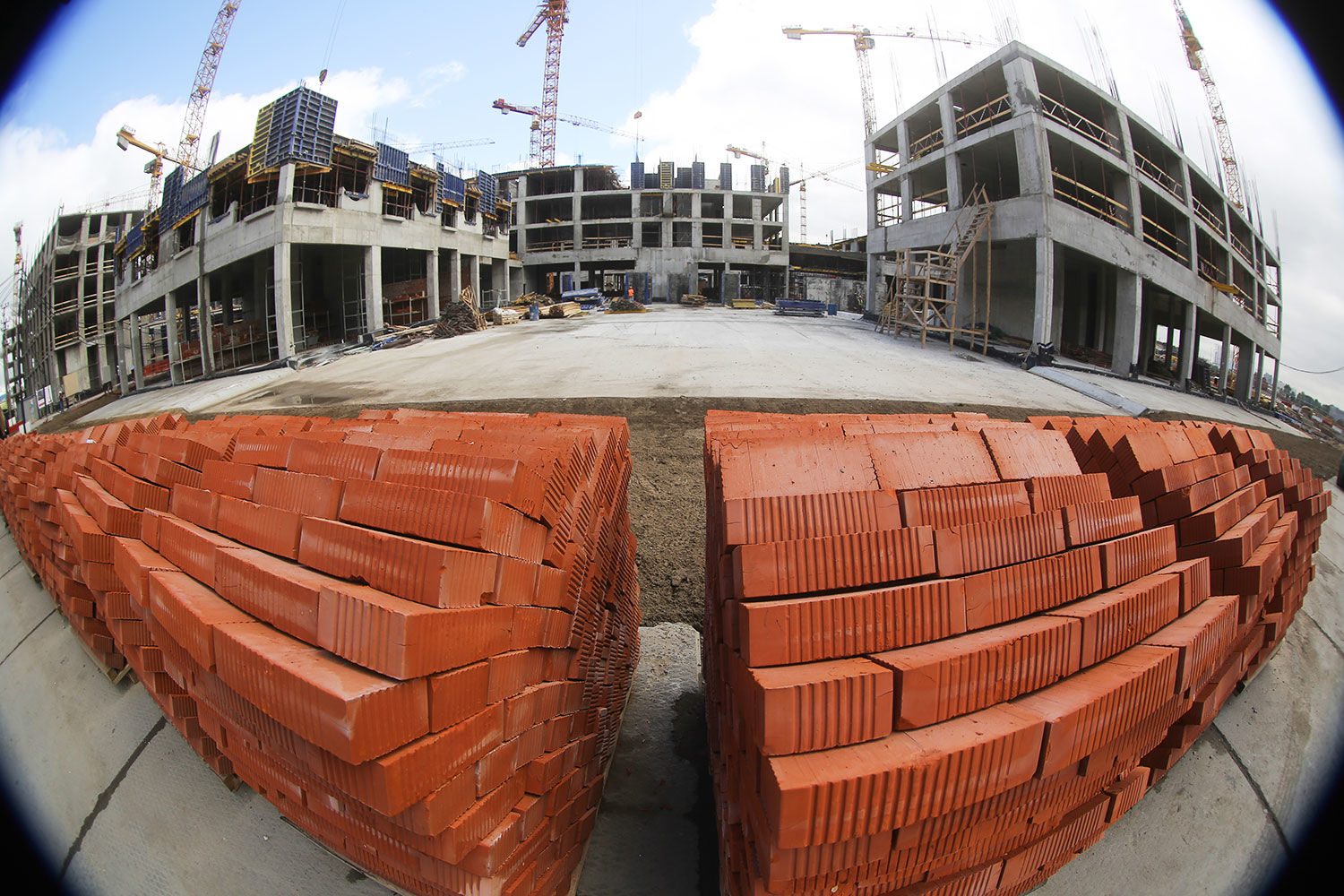 ЛСР стала меньше продавать жилья в высоком ценовом сегменте из-за вымывания ликвидного предложения и отсутствия новых проектов, не исключает Елизавета Конвей