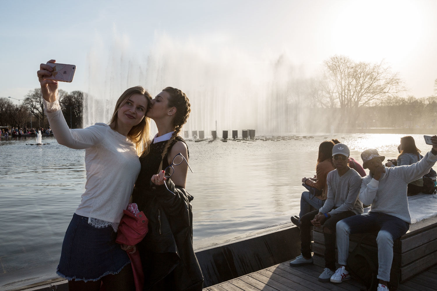 Цифровые фотоаппараты не выдержали конкуренции со смартфонами, объясняет президент «Евросети» Александр Малис