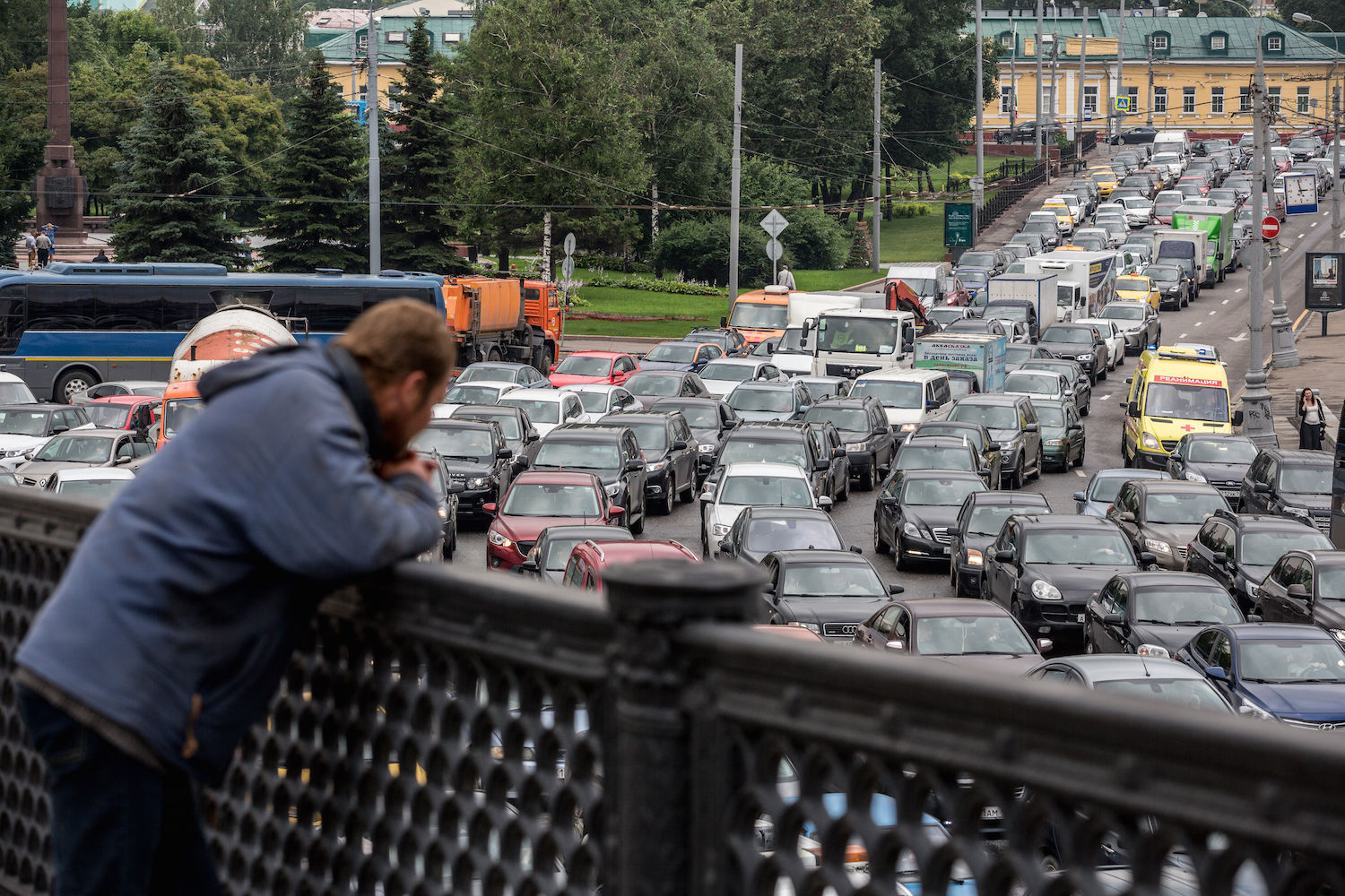 Интернет вещей нужен, чтобы передавать данные с магистралей и светофоров – а это, в свою очередь, поможет снизить количество пробок