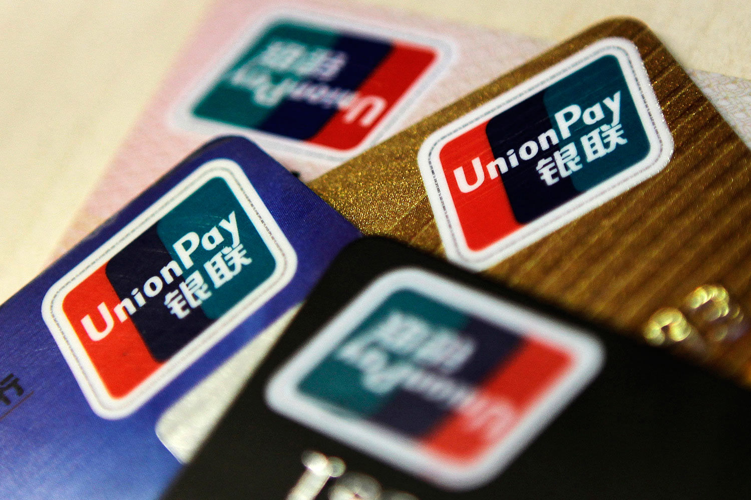 «ВТБ 24» будет принимать карты American Express и Union Pay во всех терминалах