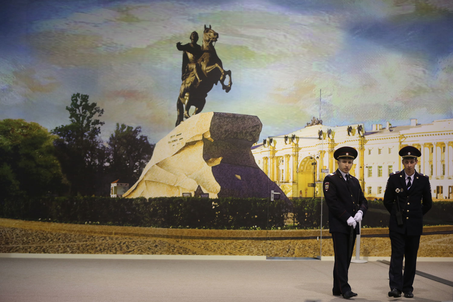 МВД просит увеличить зарплаты полицейским Петербурга и Ленинградской области ввиду «особых условий службы»