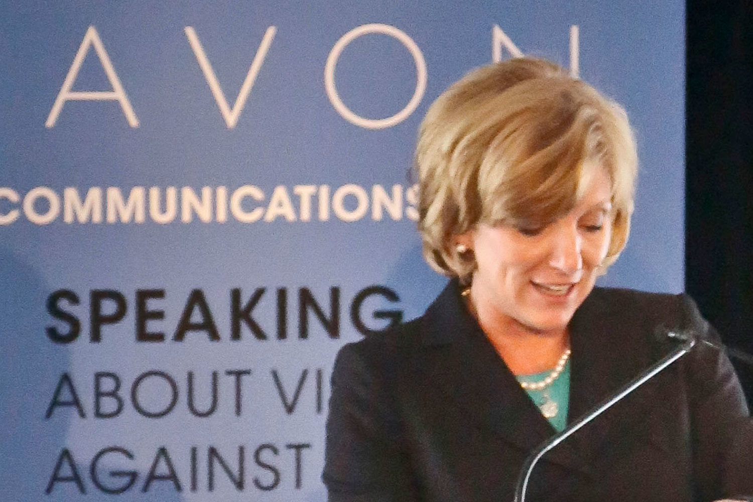 Гендиректор Avon Products Шери Маккой покинет компанию после того, как ей не удалось восстановить рост ее бизнеса