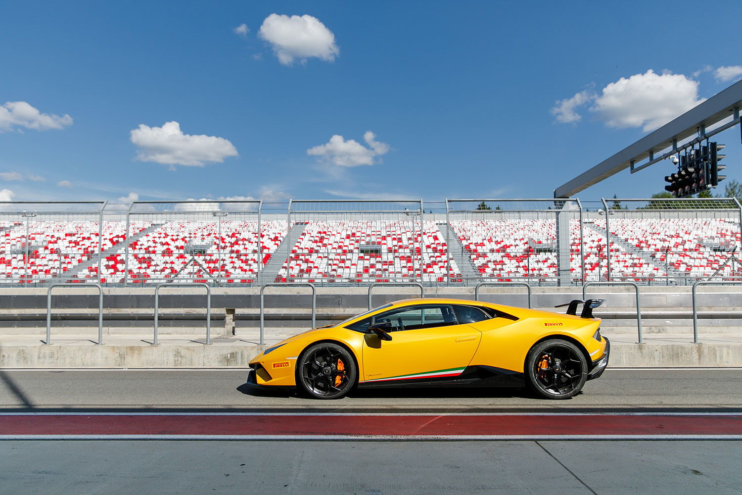 Lamborghini Huracan Performante и Aventador S: Блюдо для гурманов -  Ведомости