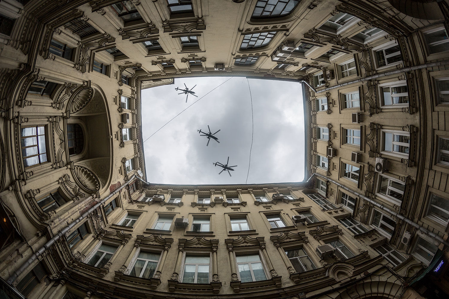 Прежде крупными клиентами «Вертолетов России» на домашнем рынке были нефтегазовые компании. Но они сократили покупки из-за низких цен на нефть