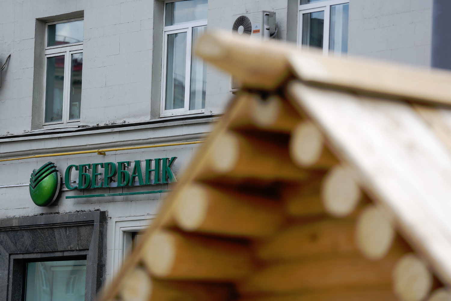 Базовая ставка, от которой Сбербанк рассчитывает остальные свои ставки ипотеки, теперь 9,5% годовых, следует из информации банка