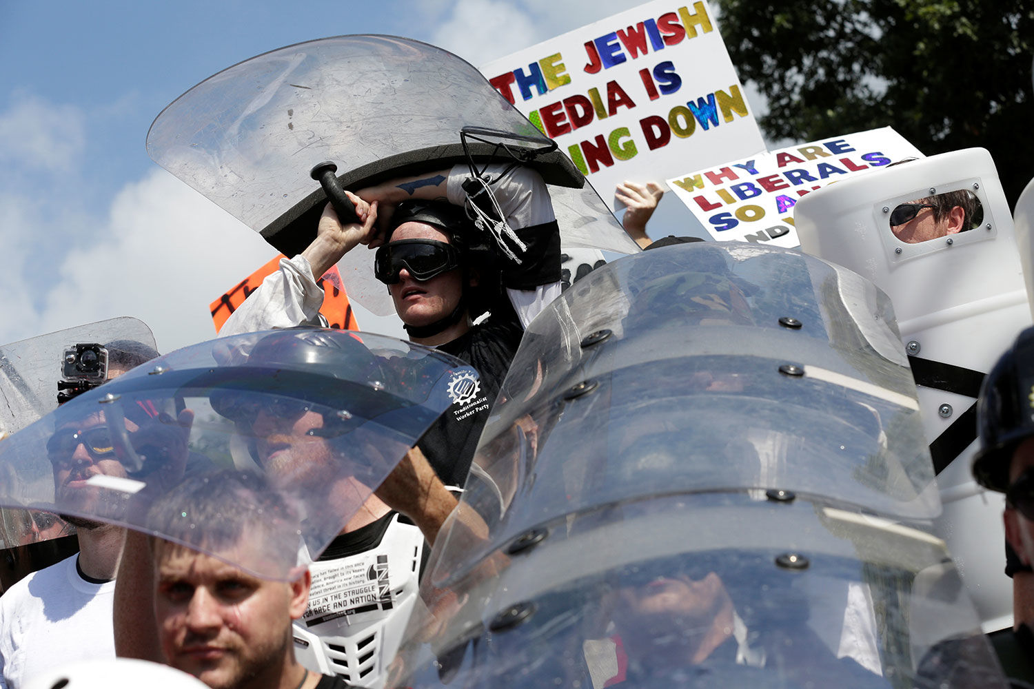 В Шарлотсвилле утром в субботу по местному времени начались столкновения белых националистов и прочих радикальных группировок с выступающими против их действий гражданами