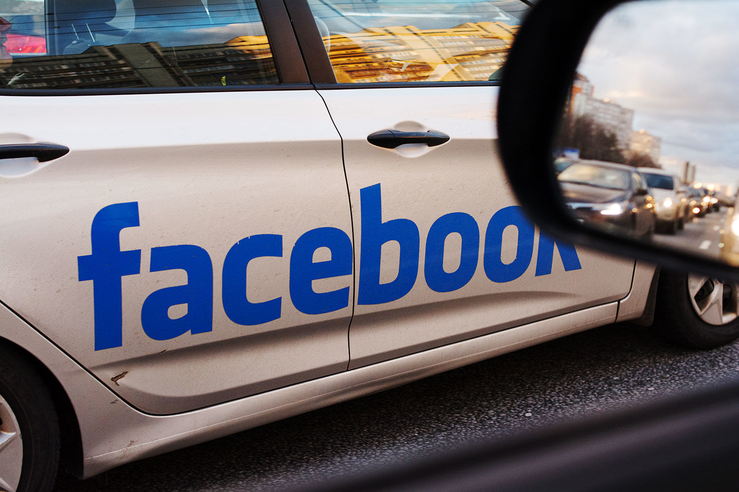 Facebook обнаружил, что с Россией связаны объявления с политической рекламой, на которые было потрачено около $50 000, таких объявлений было 2200