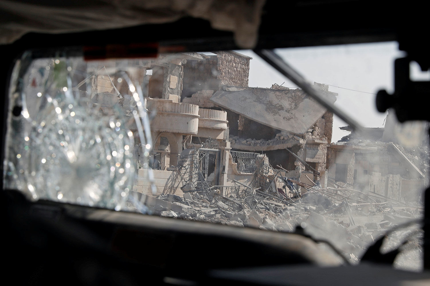 Шоссе М20 боевикам нигде не удалось перерезать, и конвои с вооруженной охраной продолжают передвигаться по нему в Дейр-эз-Зор