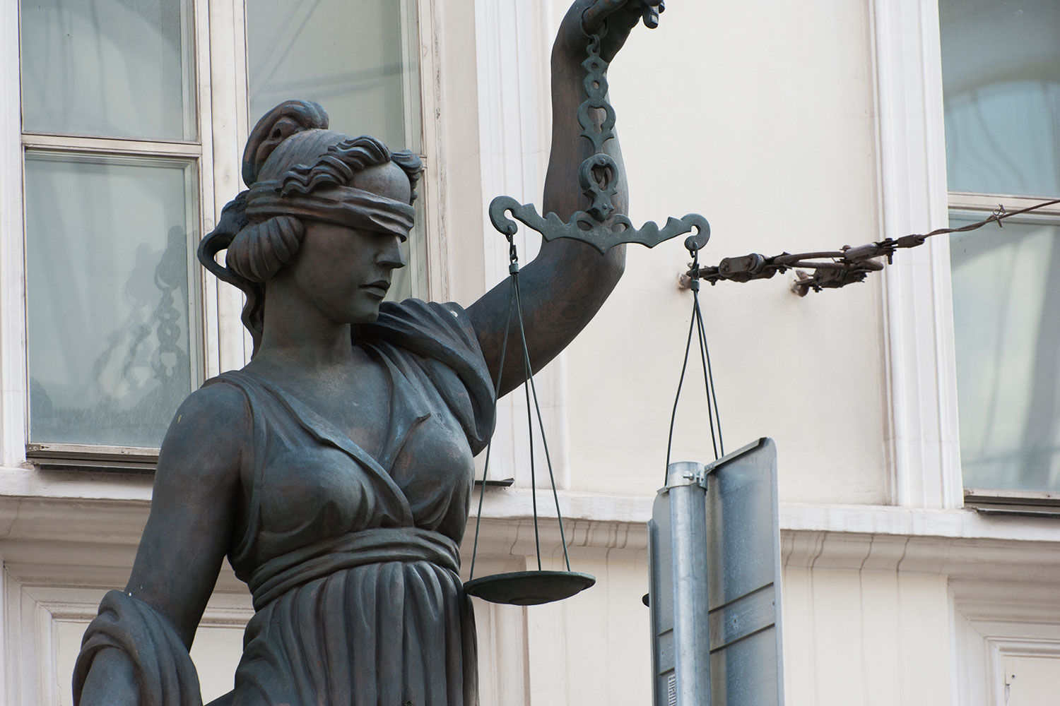 Подавать иск и вести дело от имени всех истцов будет один представитель, сменить его можно по требованию большинства истцов