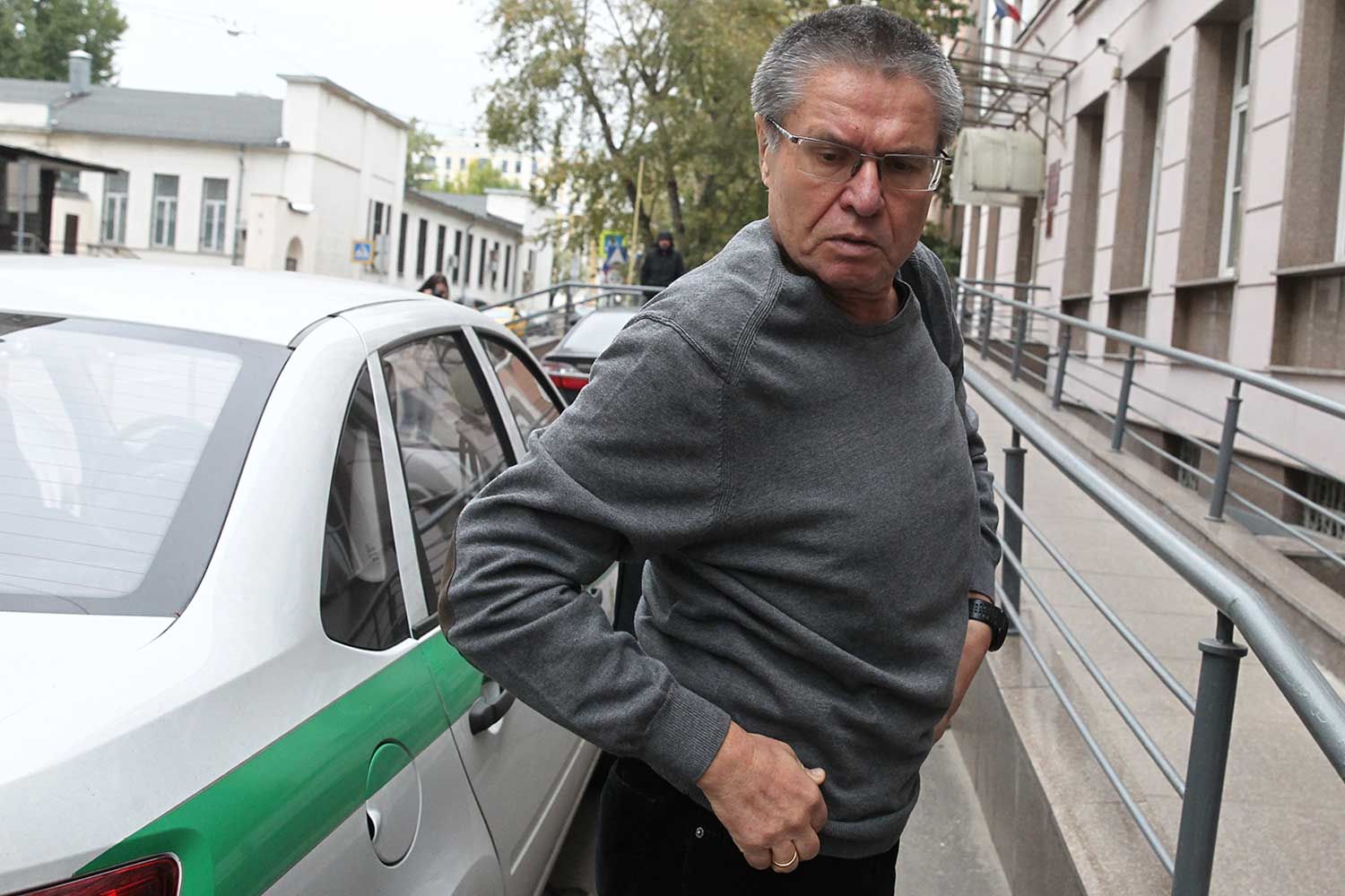 По словам прокурора, у Улюкаева были обнаружены пять наручных часов, в  том числе брендов «Баухаузе», «Авенсис» и «Филипп Патек», а также слитки  драгоценных металлов и около 10 золотых монет разного веса - от 100  г до более 1 кг