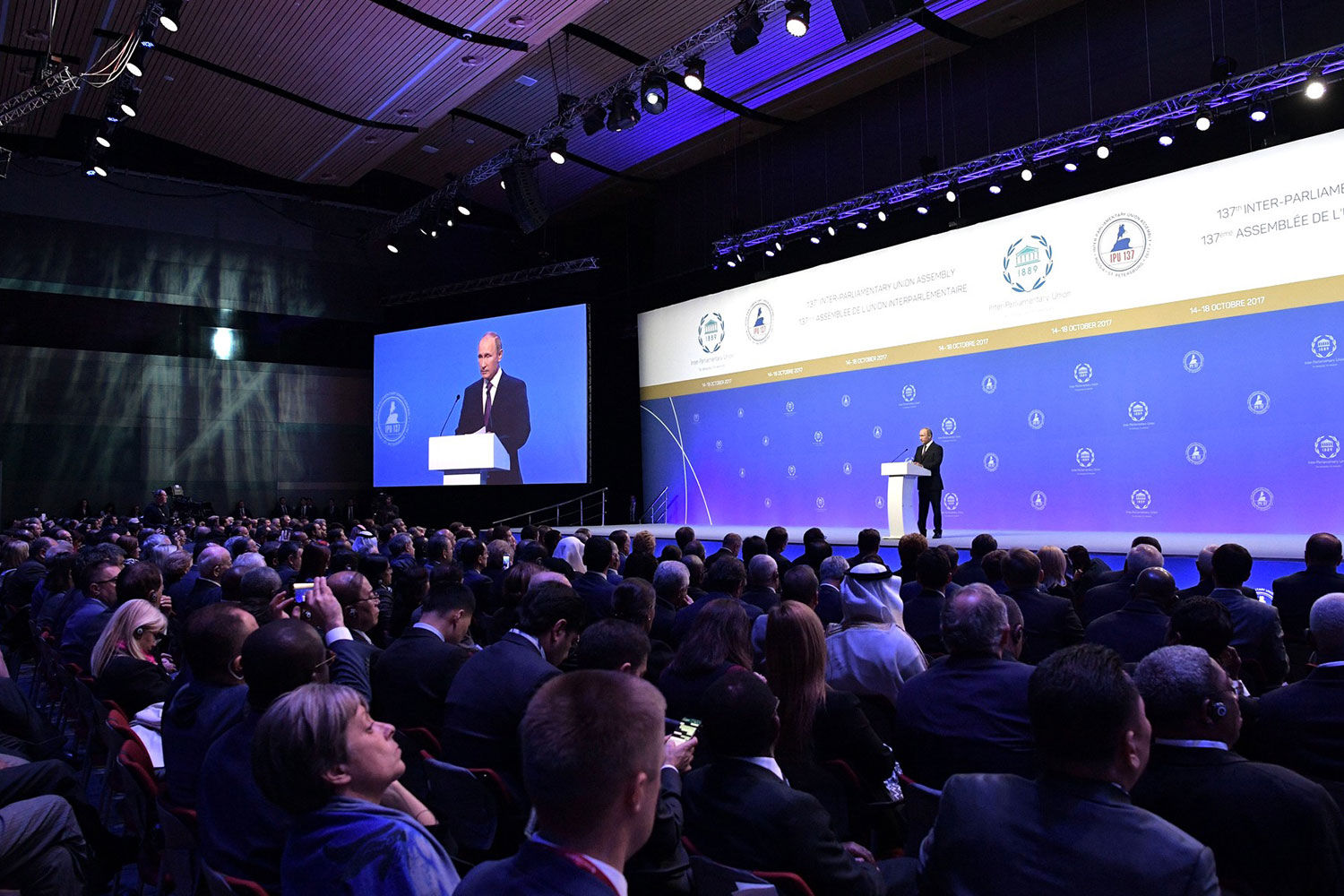 Подобные мероприятия – попытка компенсировать самоизоляцию во внешней политике, в том числе в отношении международных судов, считает политолог Михаил Виноградов