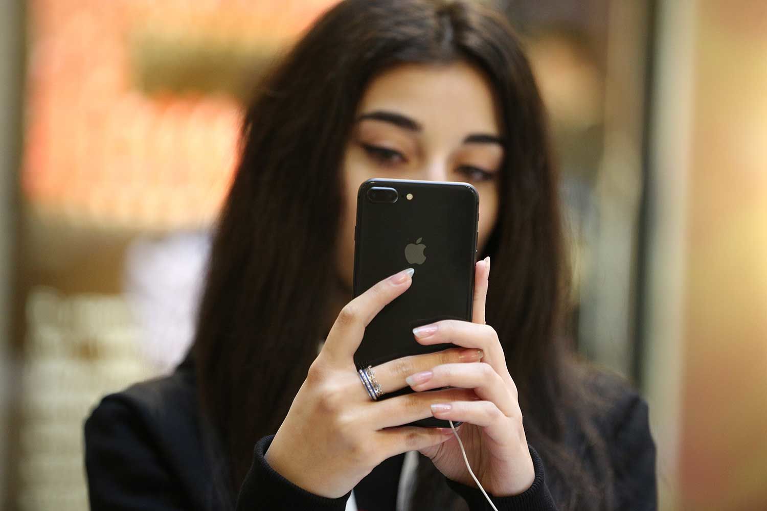 По предварительным данным, Apple сохранила первое место и в сентябре, утверждает сотрудник ритейлера