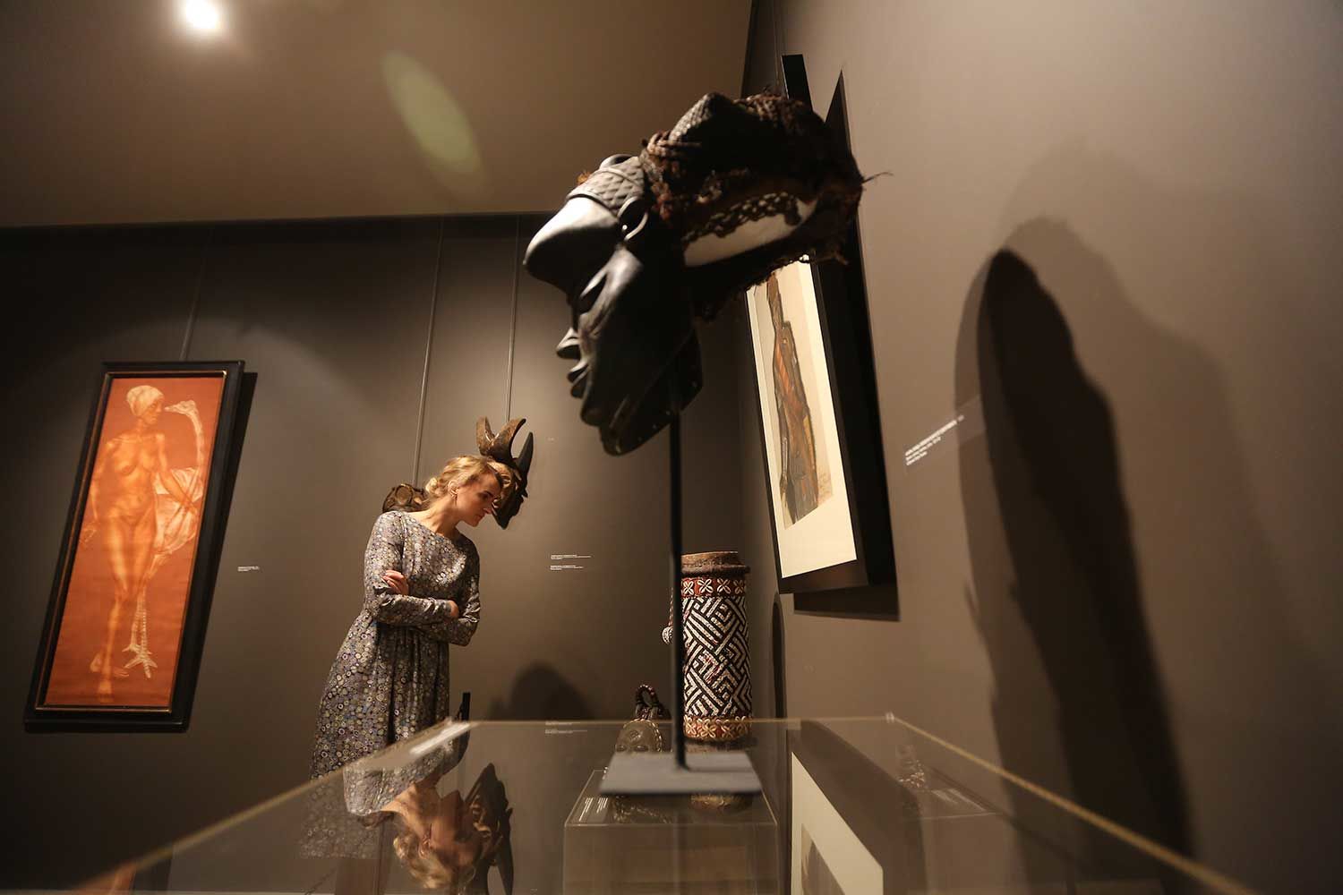 Маски украшают выставку Александра Яковлева