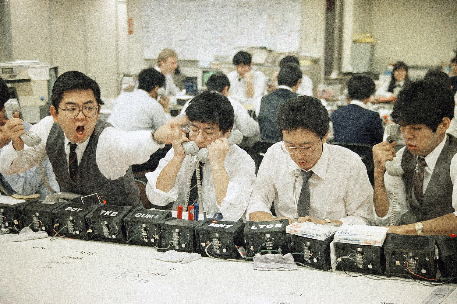 20 октября падение распространилось на многие другие страны. К концу октября рынок Гонконга упал на 45,5%, Австралии – на 41,8%, Испании – на 31%, Великобритании – на 26,5%, США – на 22,7%, Канады – на 22,5%