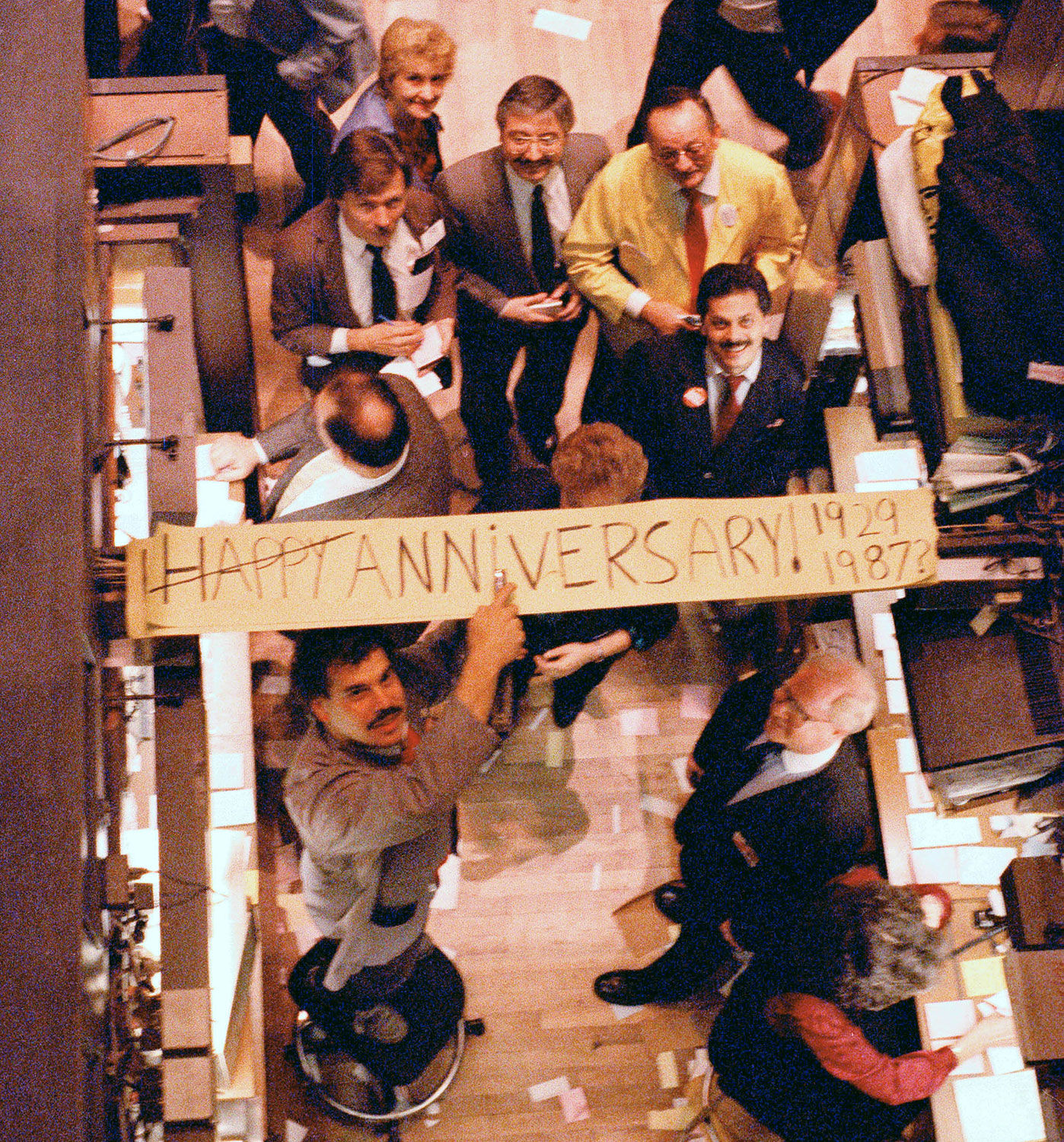 С начала 1987 г. DJIA вырос на 44% до пика 2722 пункта в августе. Бóльшую часть года на Нью-йоркской фондовой бирже царила опьяняющая атмосфера, вспоминает Арт Кашин, начавший работать на NYSE в 1959 г. (сейчас – директор по операциям в торговом зале UBS Financial Services)