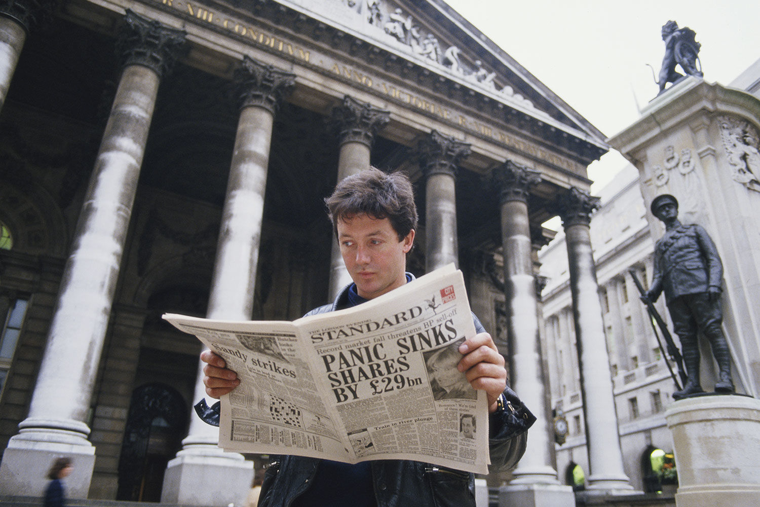 В тот день до начала торгов в США сильно просели фондовые рынки в Азии и Лондоне. Ракетные удары Ирана по нефтяным танкерам в Персидском заливе 15-16 октября, закрытие Лондонской биржи 16 октября из-за шторма, ответные удары кораблей ВМФ США 19 октября добавили рынкам нервозности