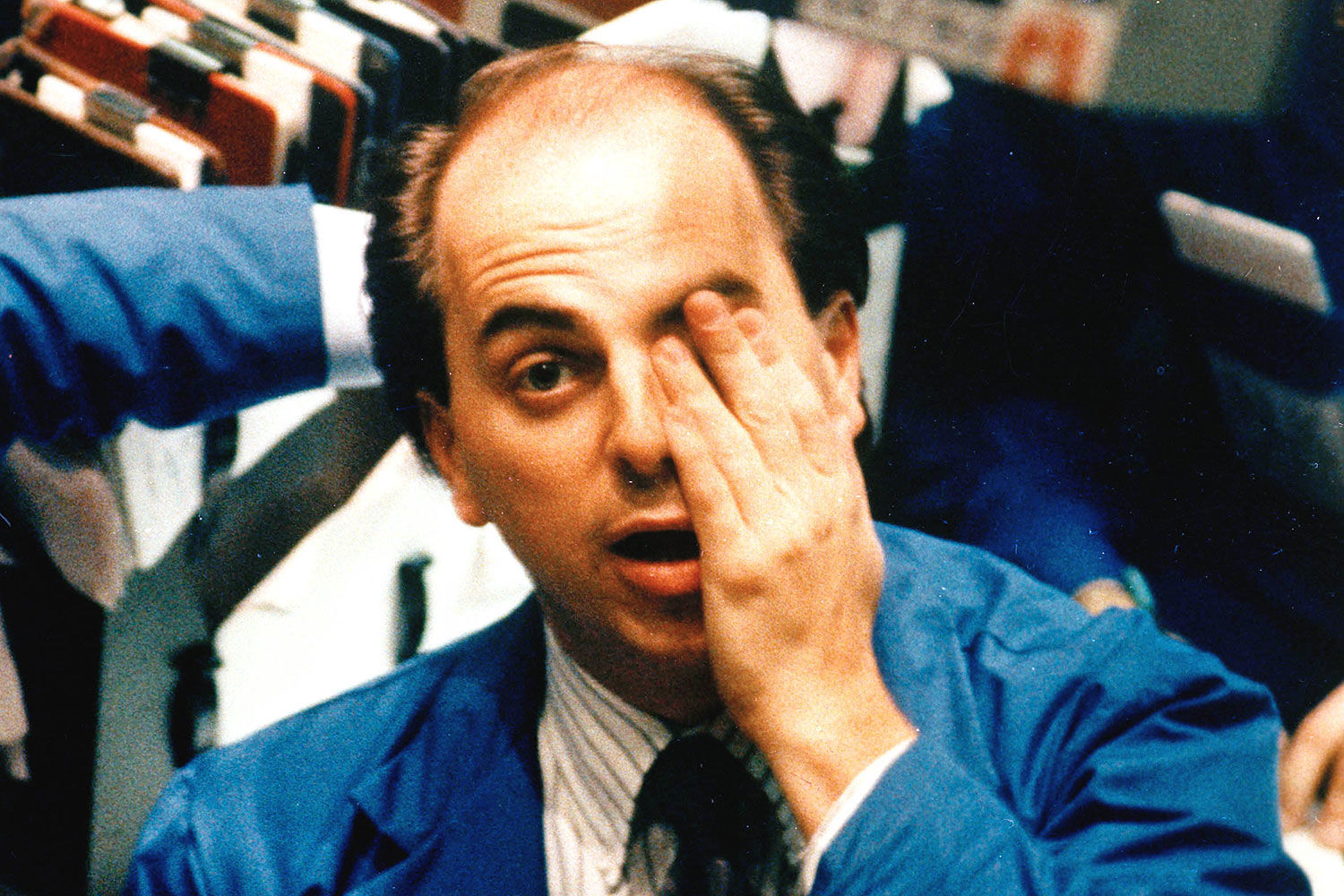 Во многом обвал в черный понедельник связан с техническими  факторами. Тогда очень популярной стала стратегия «страхование  портфеля», когда использовались новые для того времени операции: компьютерные программы при падении рынка должны были  автоматически продавать индексные фьючерсы. Массовое исполнение таких заказов спровоцировало глубокое падение фьючерсов, а с ними – и акций