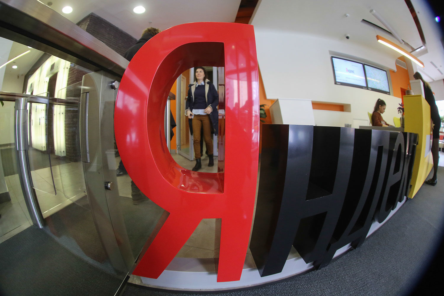 «Яндекс», как и Google, большую часть доходов получает от продажи рекламы в поисковых выдачах