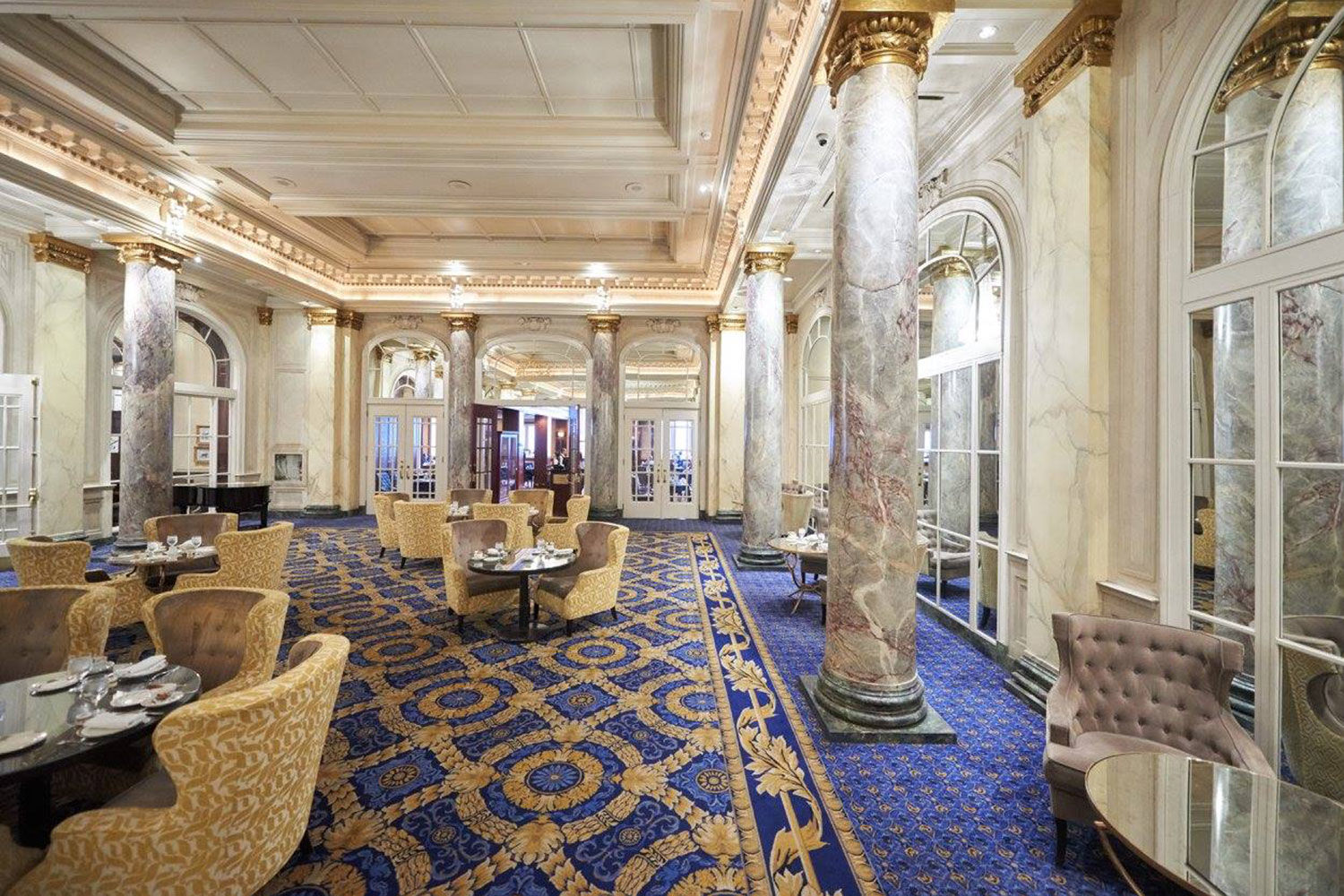 Под брендом Fairmont Hotels and Resorts работает 75 пятизвездочных  отелей в 23 странах