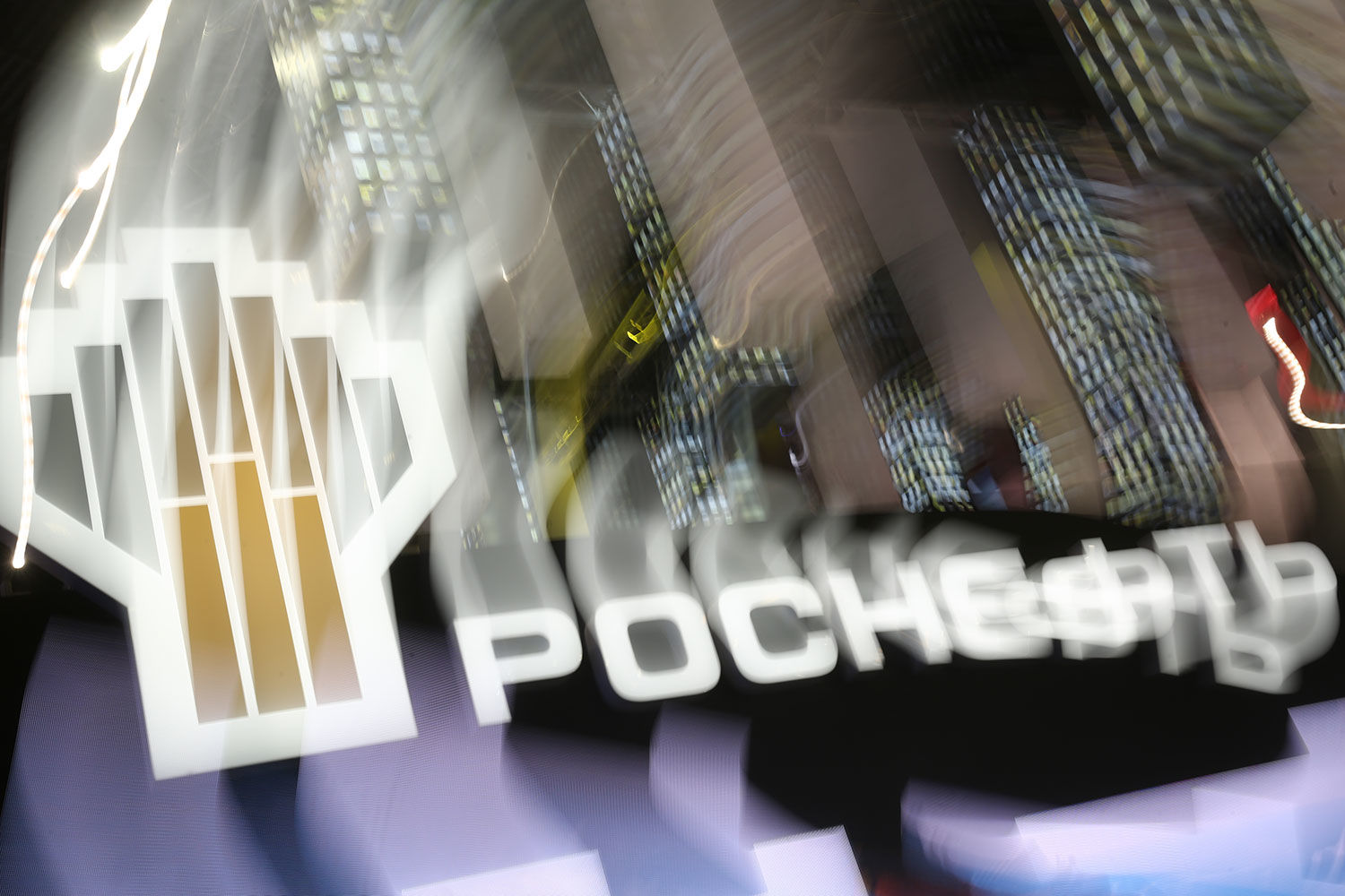 «Роснефть» обещала постоянно мониторить рынок, следить за изменениями макроэкономических параметров и в случае улучшения ценовой конъюнктуры инициировать досрочное возобновление прав пользования недрами участка