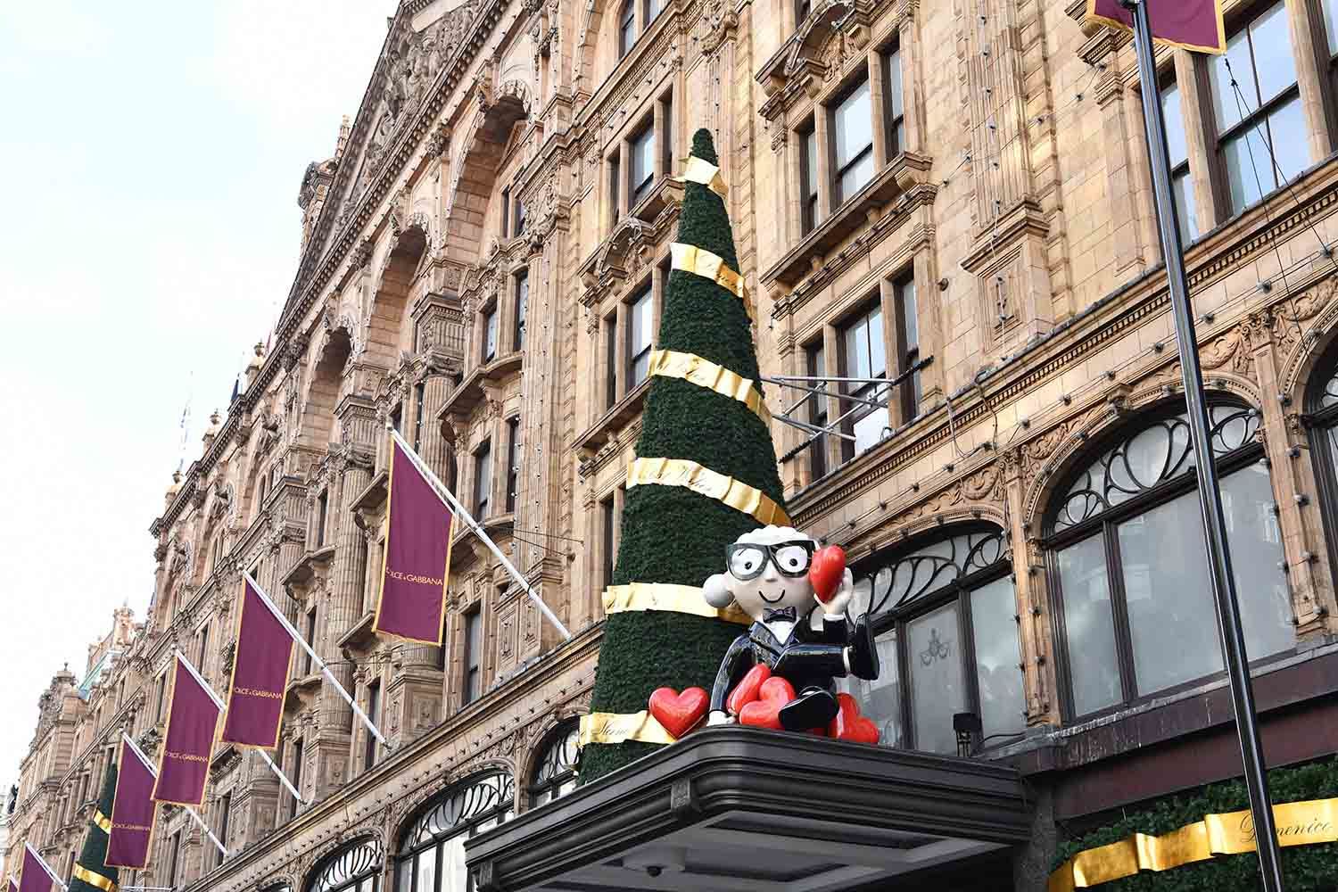 На входе в Harrods посетителей встречает елка от Dolce &  Gabbana, украшенная золотыми лентами
