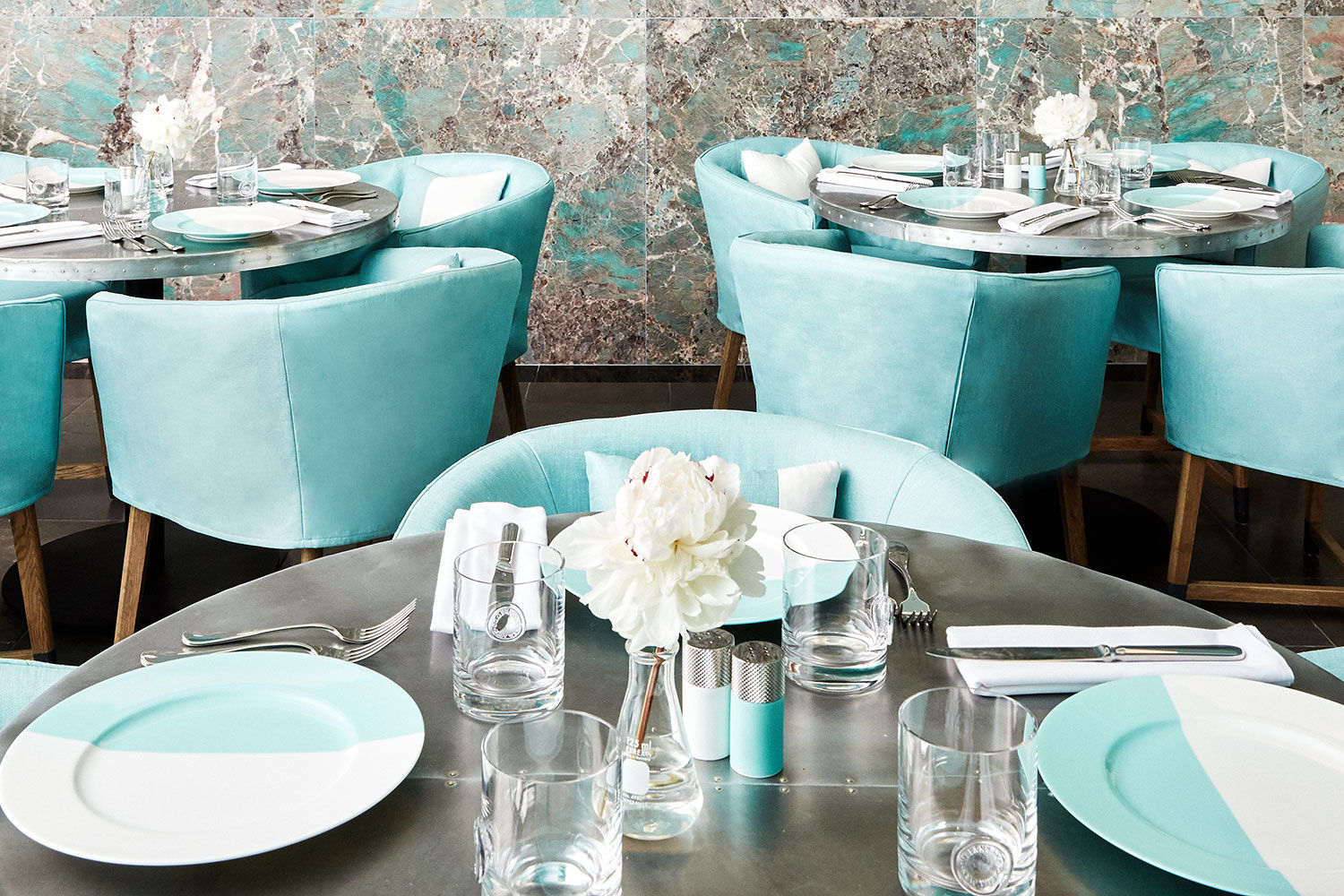 Интерьер кафе выполнен в фирменном бирюзовом цвете Tiffany