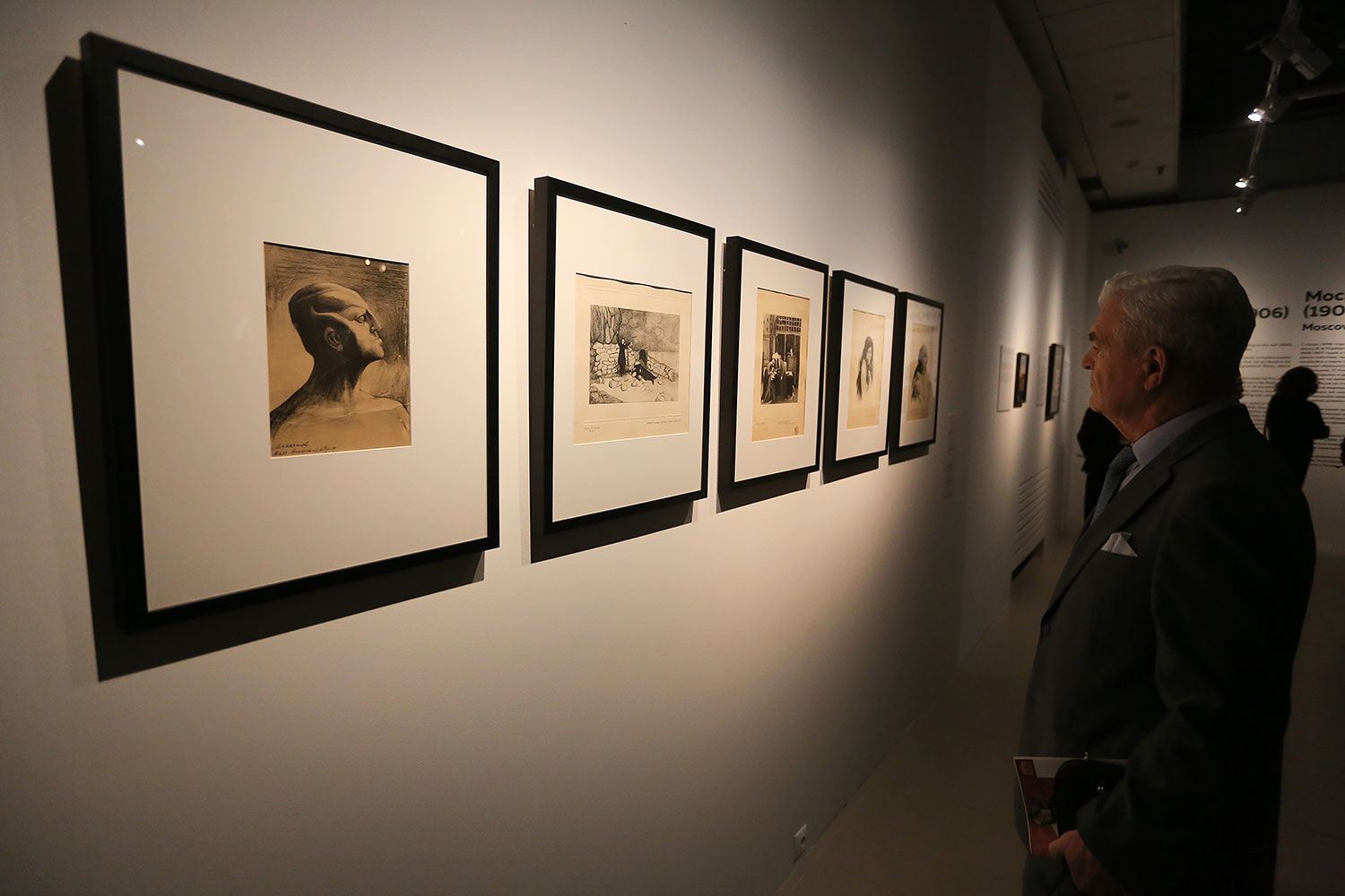 «Это просветительский проект. Со времен 1988 г., когда впервые у нас признали Малевича, в России такой полной выставки еще не было», - рассказала куратор проекта, доктор искусствоведения Александра Шатских (цитата по ТАСС)