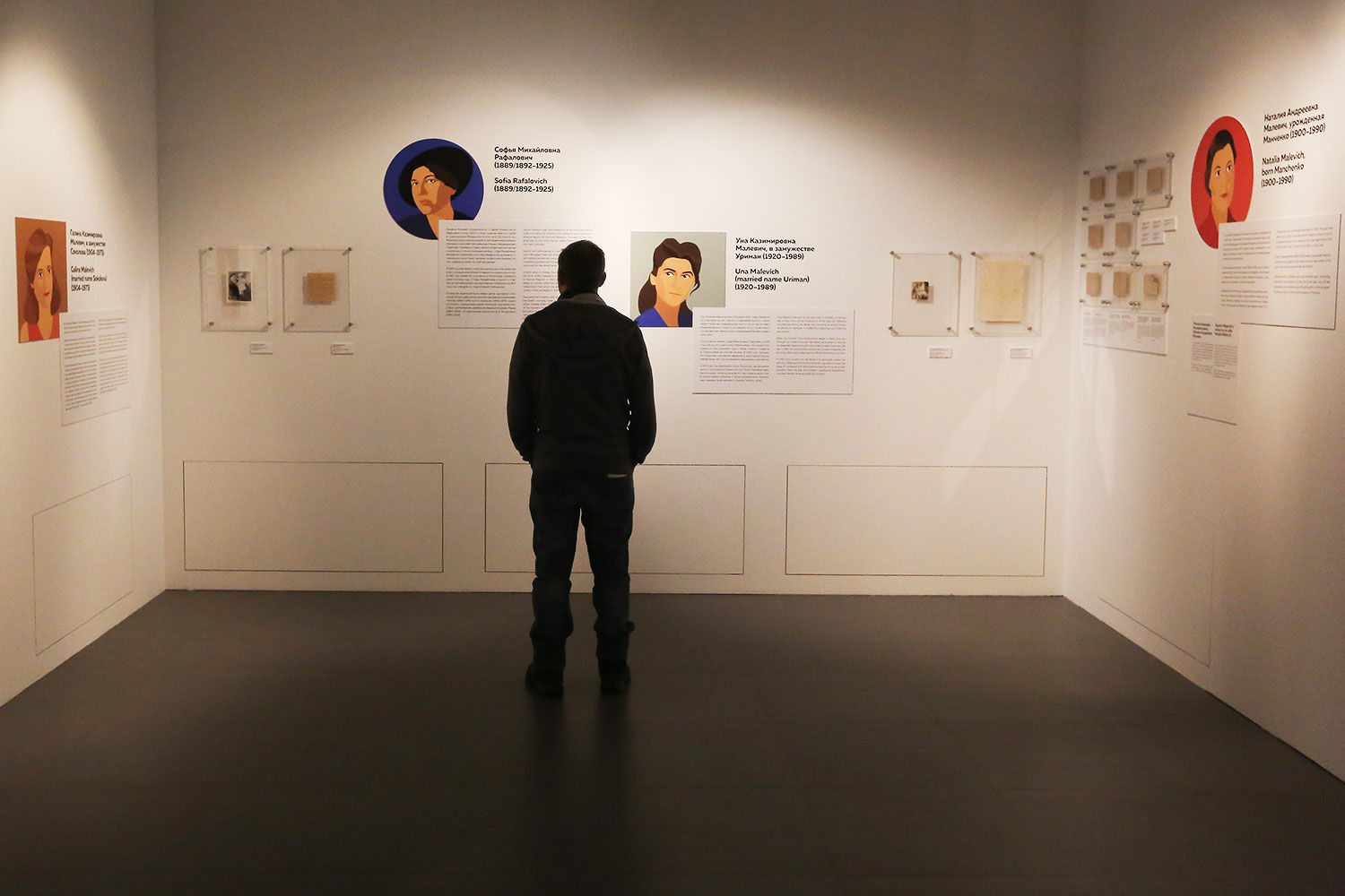 Одной из особенностей техники живописи Малевича было наложение красок одна на другую для получения особого рода цветовых пятен