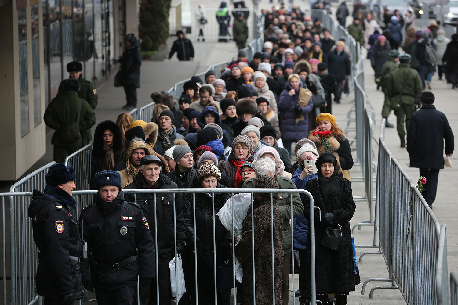 Сотни человек пришли проститься с оперным певцом Дмитрием Хворостовским на гражданскую панихиду в Москве