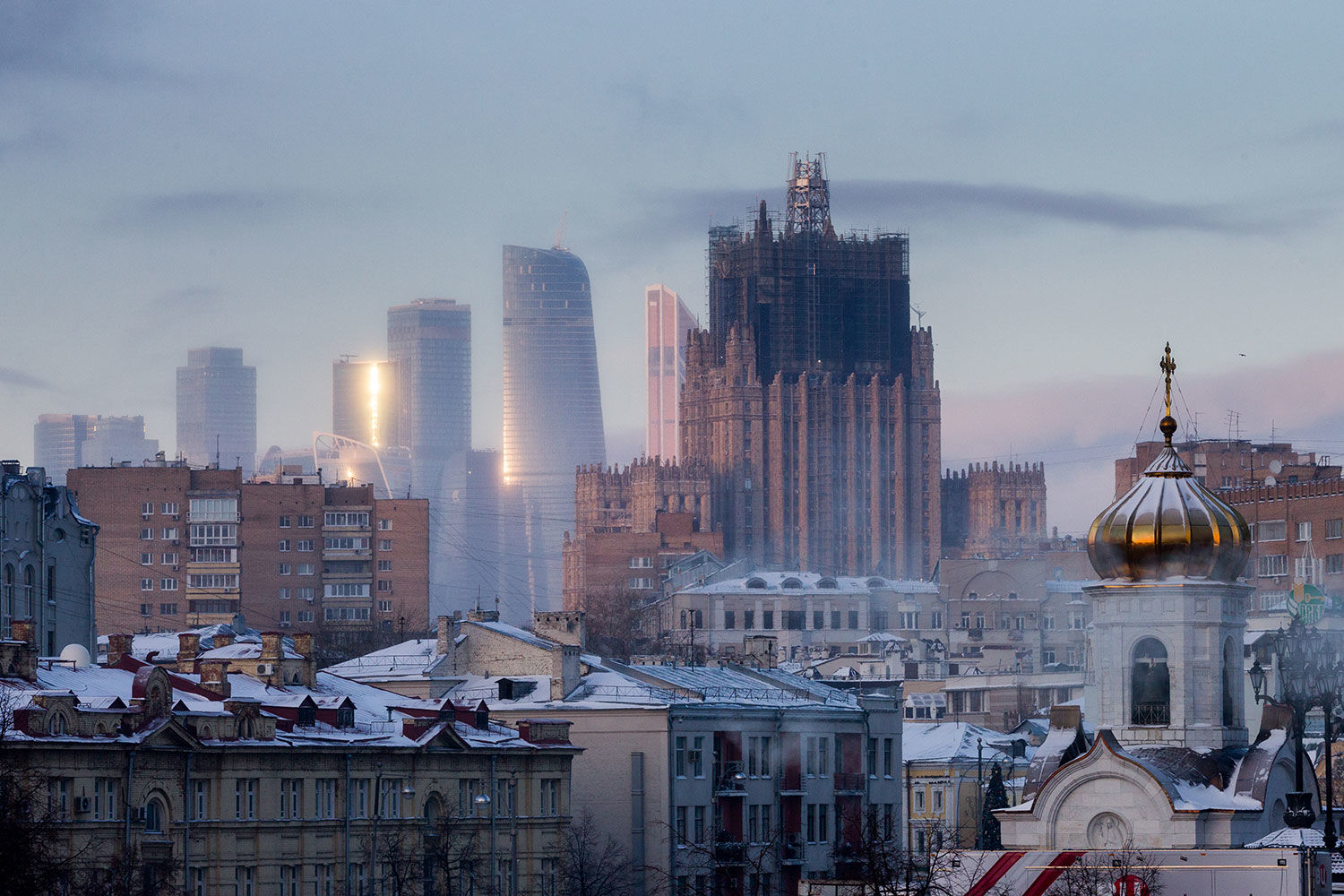 Для Москвы действует ставка налога 0,1% при кадастровой стоимости не более 10 млн руб., 0,15% – свыше 10 млн, 0,2% – более 20 млн, 0,3% – свыше 50 млн, 2% – дороже 300 млн