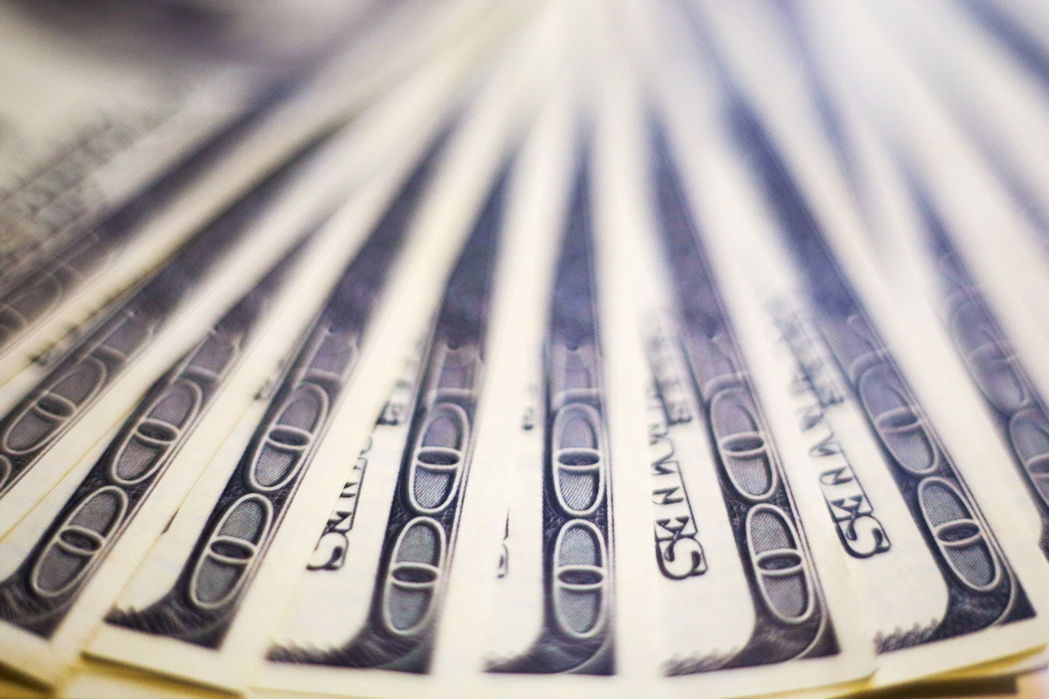 Операции будут проводиться в период с 7 по 28 декабря, ежедневный объем покупки долларов в рублевом эквиваленте составит 12,7 млрд руб.