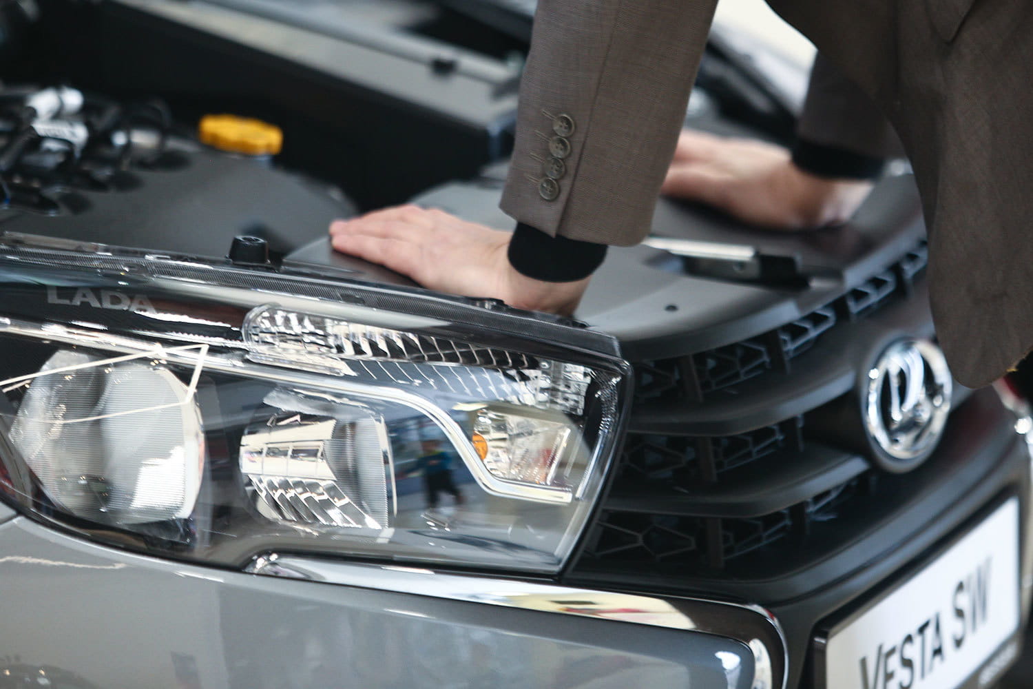 Смена лидера в модельном ряду Lada связана с осенним пополнением  семейства Vesta двумя модификациями – Vesta SW и Vesta SW Cross,  объяснил представитель «АвтоВАЗа»