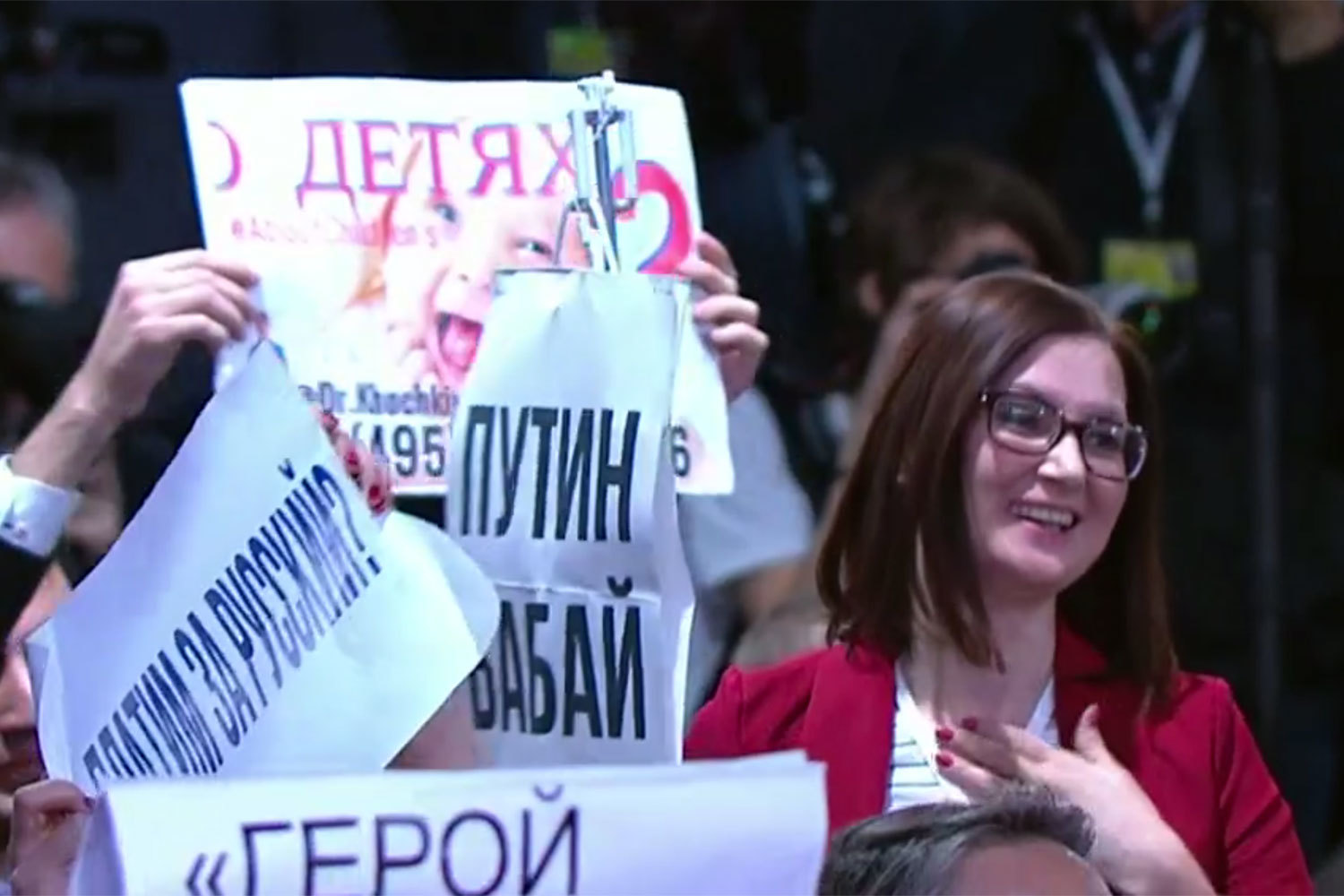 Президенту показалось, что на плакате написано «Путин байбай». Но журналистка из Татарстана сказала, что в переводе с татарского это значит «дедушка Путин»