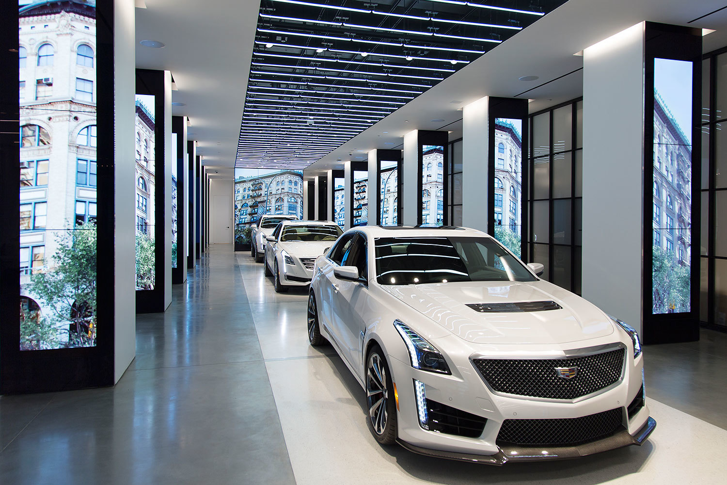 Автомобили CTS-V, CT6 и XT5 в Cadillac House