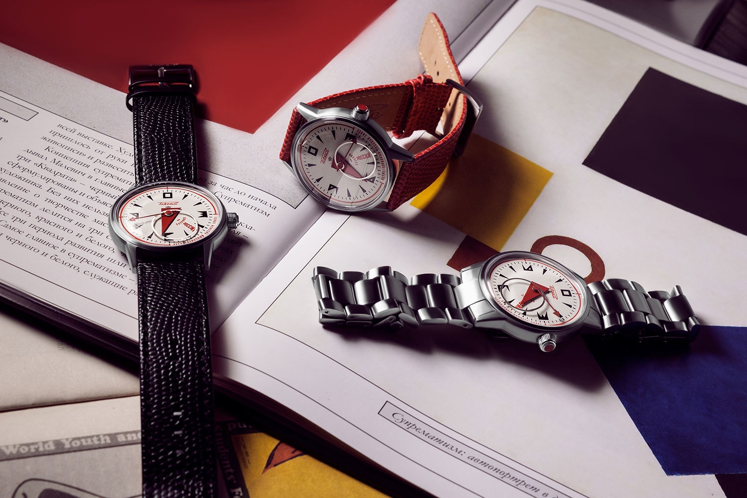 Часы «Ракета-Авангард» выпущены на стальном браслете и с кожаным ремешком черного и красного цвета