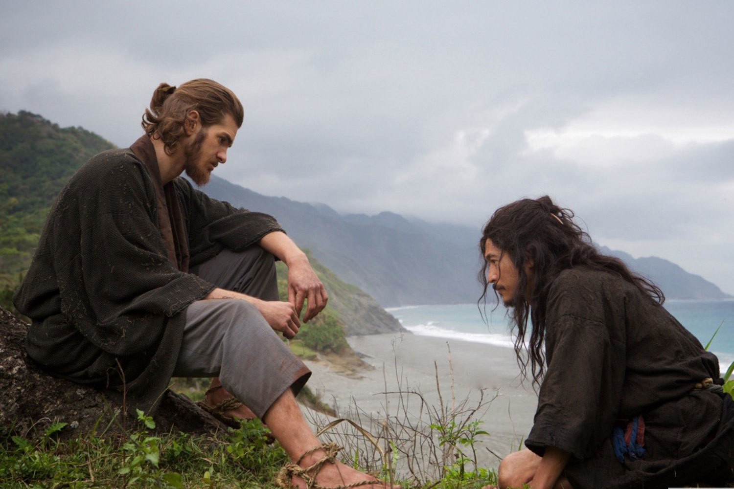 Отец Родригеш (Эндрю Гарфилд, слева) и его японский Иуда (Йосуки Кубозука)