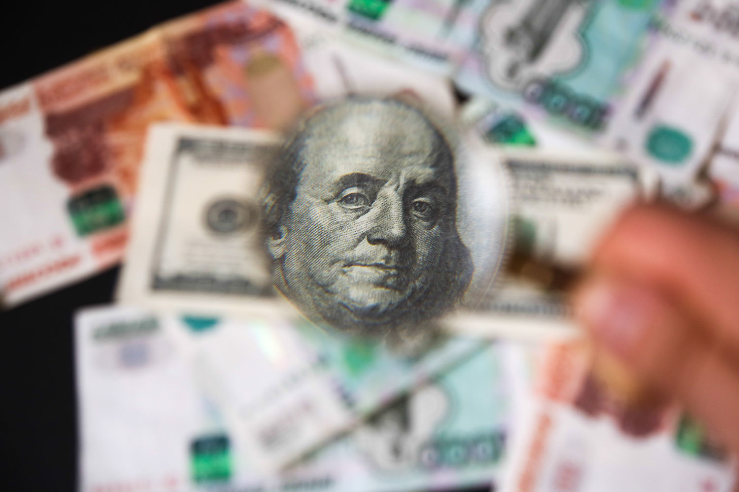 Средства от дополнительных нефтегазовых доходов в феврале будут направлены, как и сообщалось ранее, на покупку иностранной валюты, говорится в материалах министерства