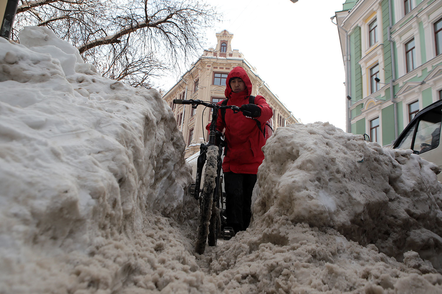 После того как снегопад в городе закончился, высота снежного покрова составила 47 см снега
